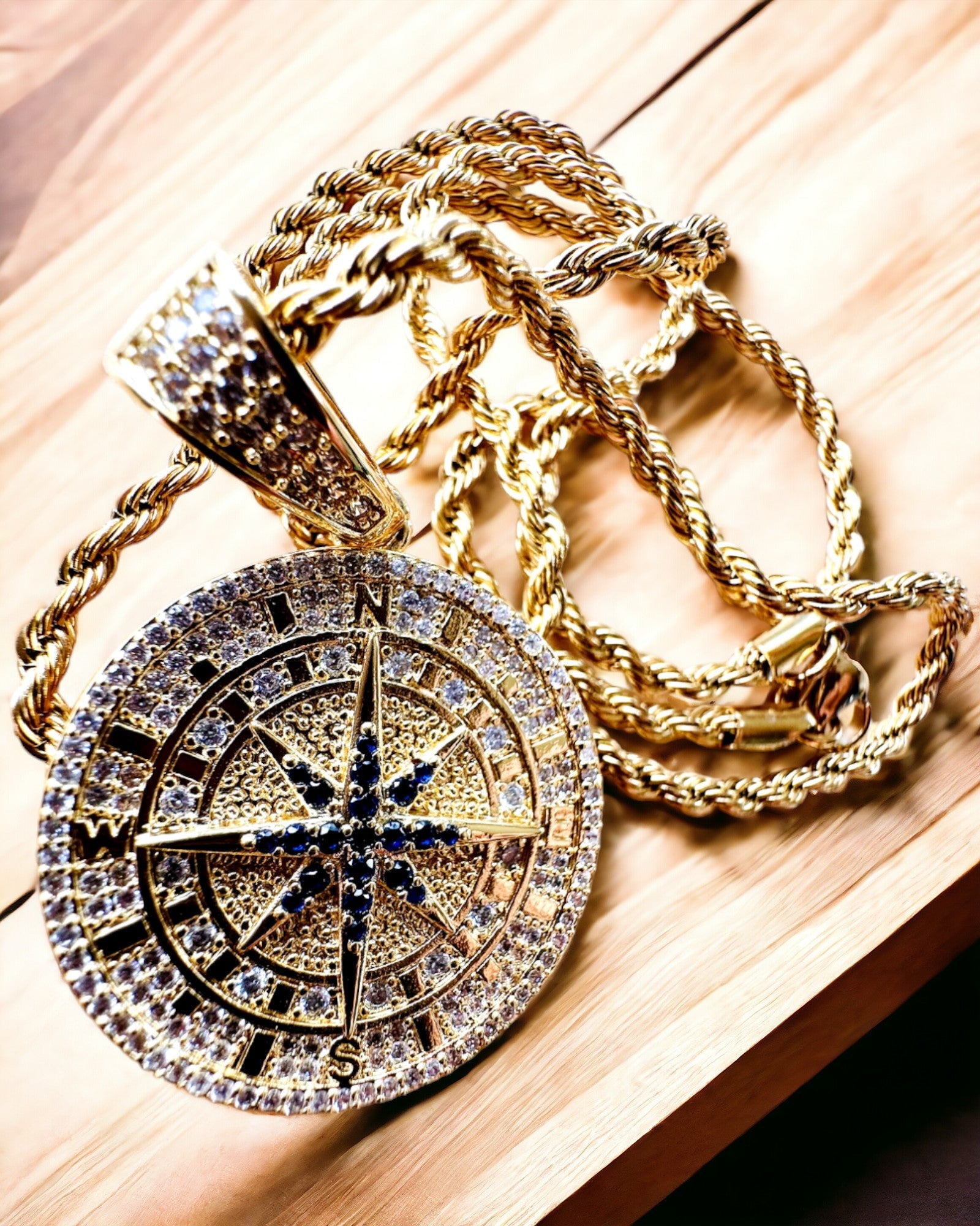 "Кулон з підвіскою у вигляді компаса в стилі гламур з цирконіями для жінок і чоловіків - золотий колір, гравірування"