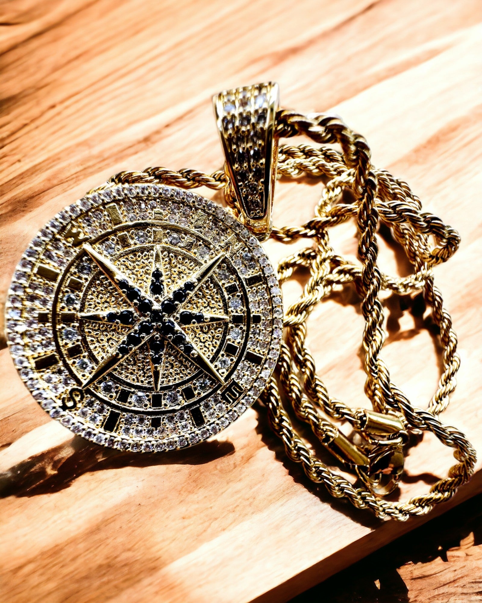 "Кулон з підвіскою у вигляді компаса в стилі гламур з цирконіями для жінок і чоловіків - золотий колір, гравірування"