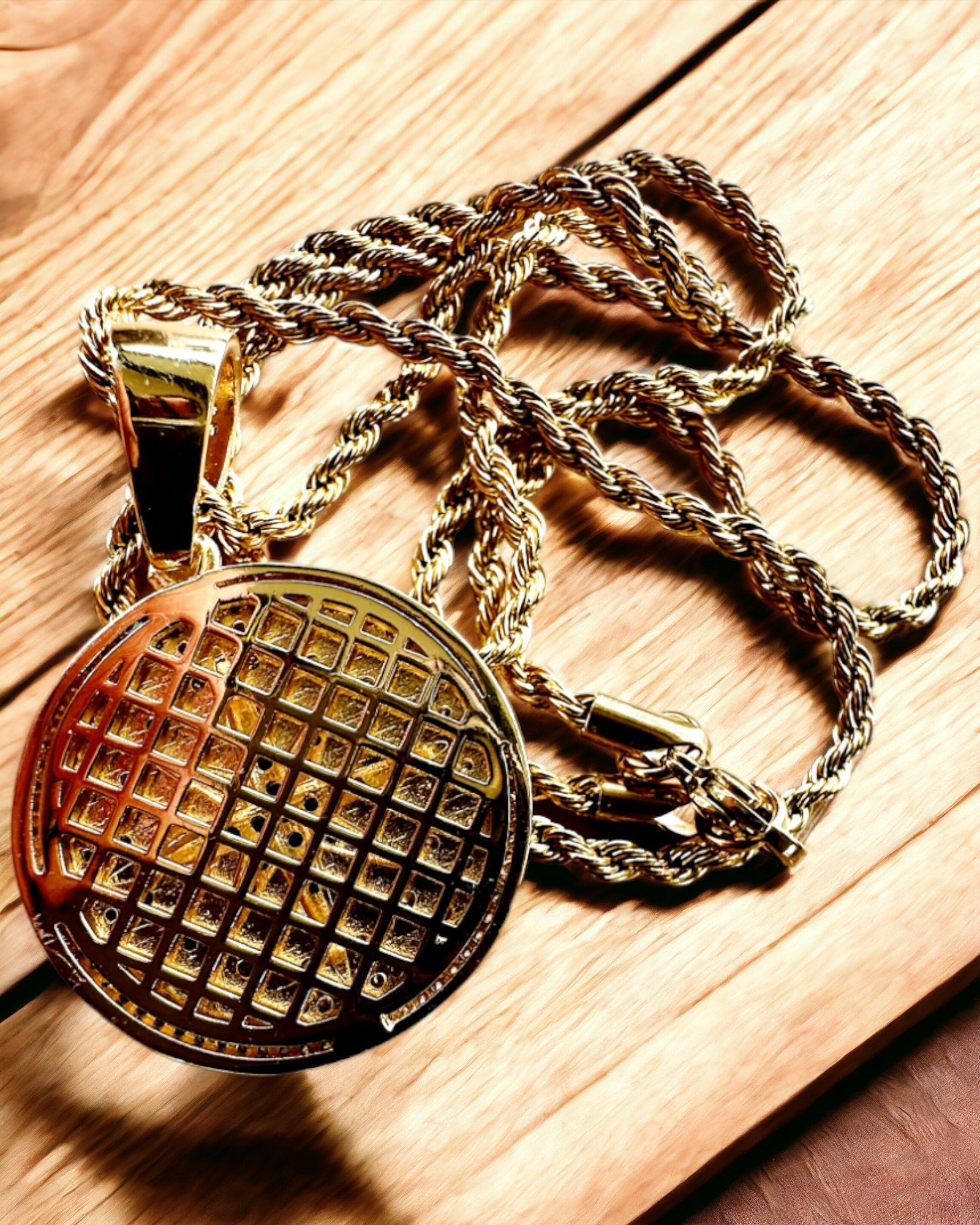 "Кулон з підвіскою у вигляді компаса в стилі гламур з цирконіями для жінок і чоловіків - золотий колір, гравірування"