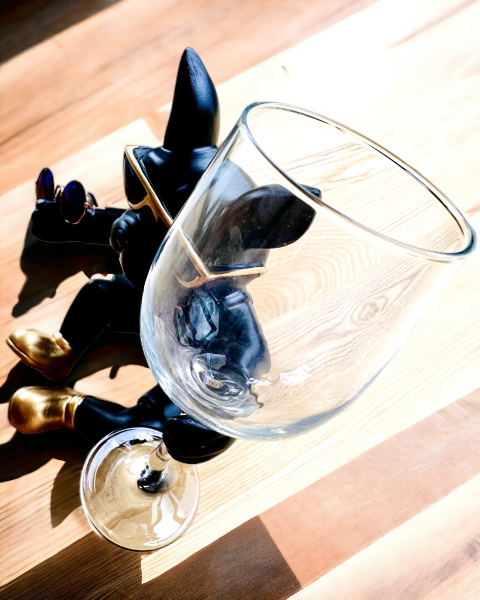 Ekskluzivna figura "Stilski Bulldog", crne boje, stalak za čašu vina ili šampanjca, personalizacija gravurom