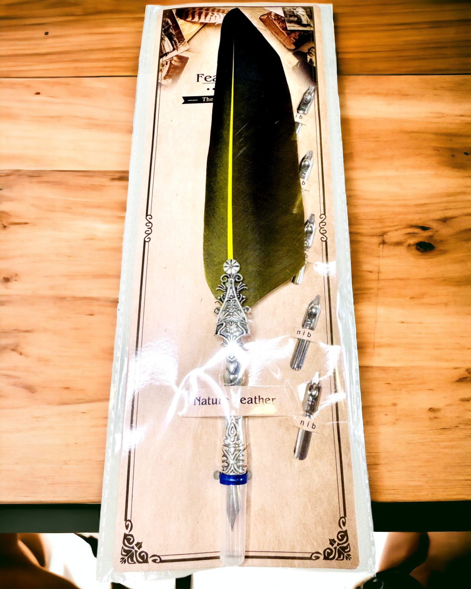 Vintage kaligrafsko pero s prirodnim guščjim perom – idealan poklon za Majčin dan ili za učitelja. Gravura