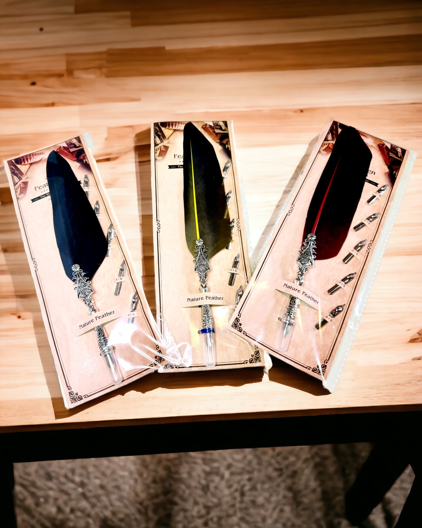 Vintage kaligrafsko pero s prirodnim guščjim perom – idealan poklon za Majčin dan ili za učitelja. Gravura