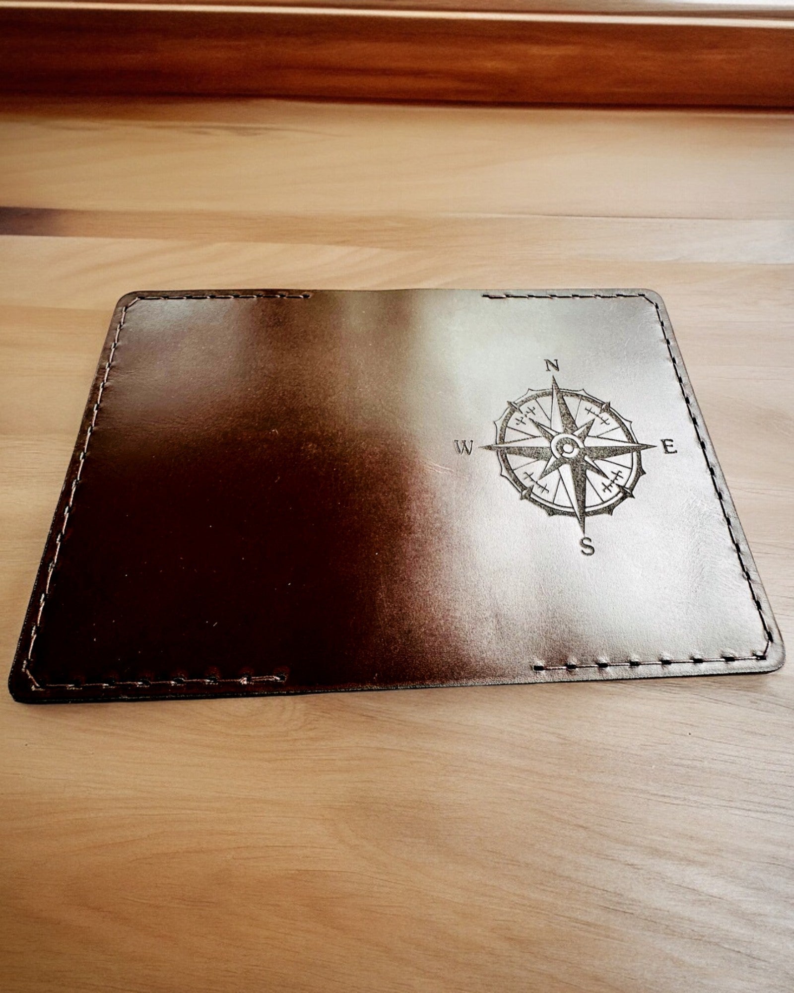 Etui "Putnika" - Kožna futrola za putovnicu, personalizacija gravurom - 2 varijante boja