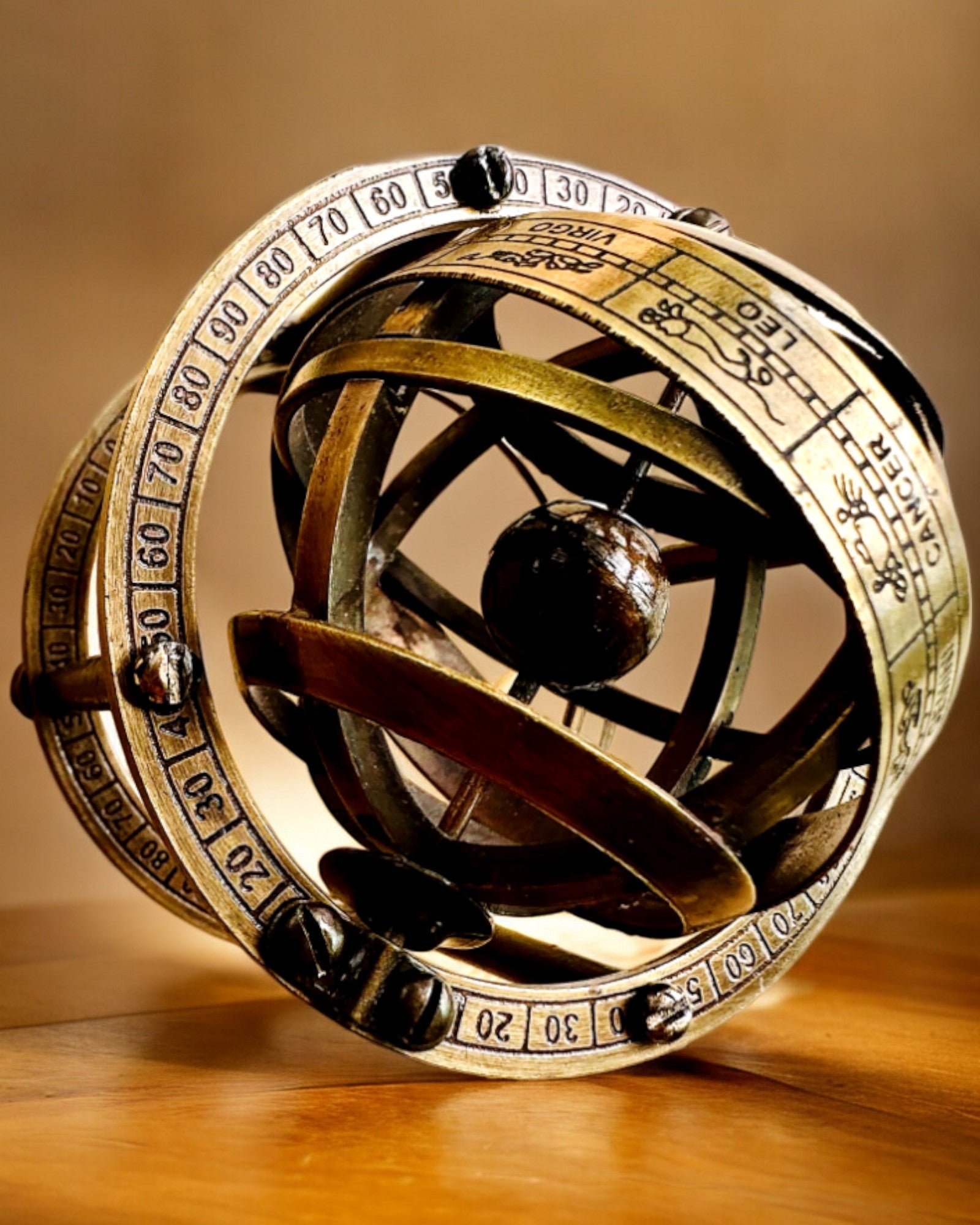 Astronomski sat „Kosmička Harmonija” - mogućnost personalizacije gravurom