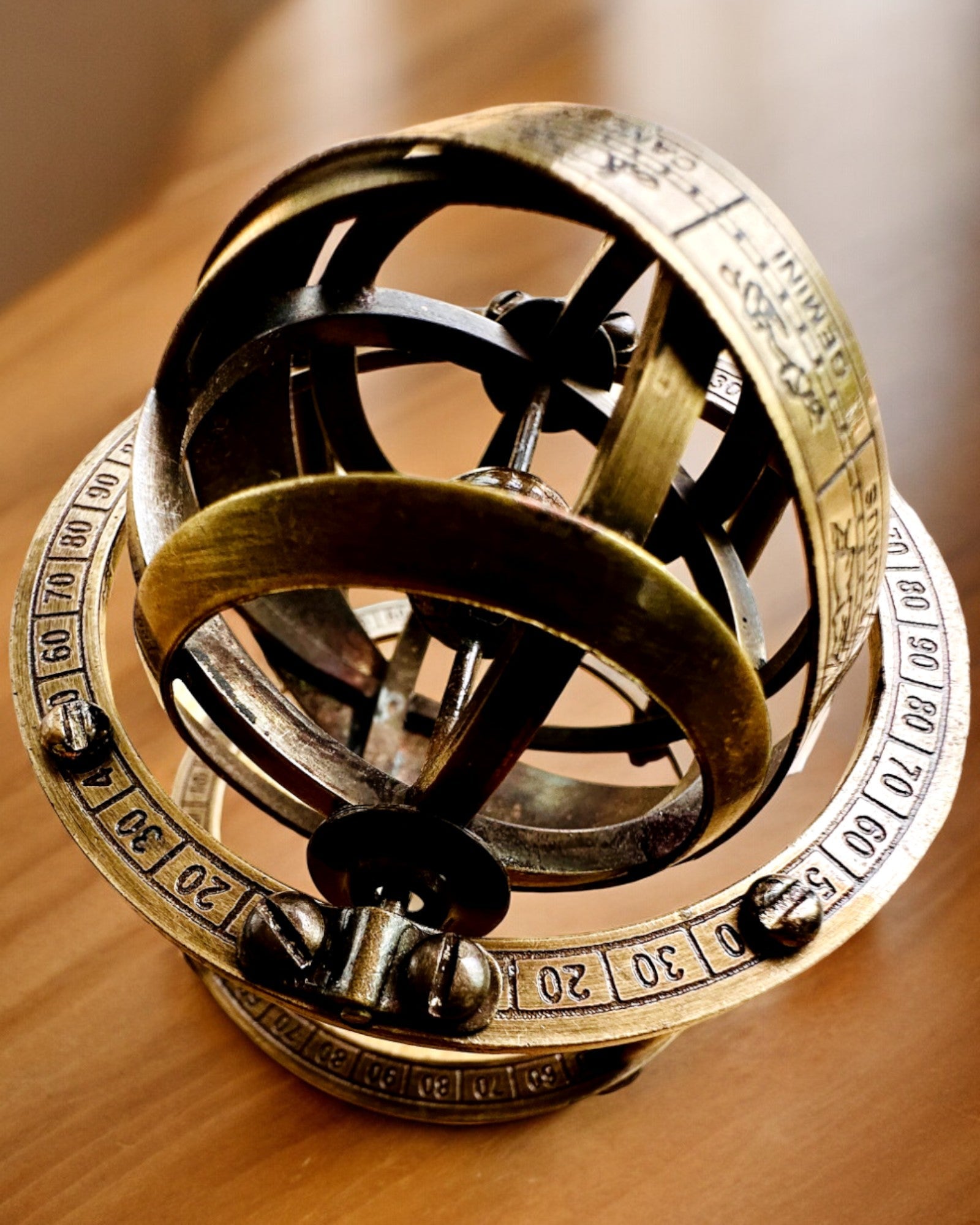 Astronomski sat „Kosmička Harmonija” - mogućnost personalizacije gravurom