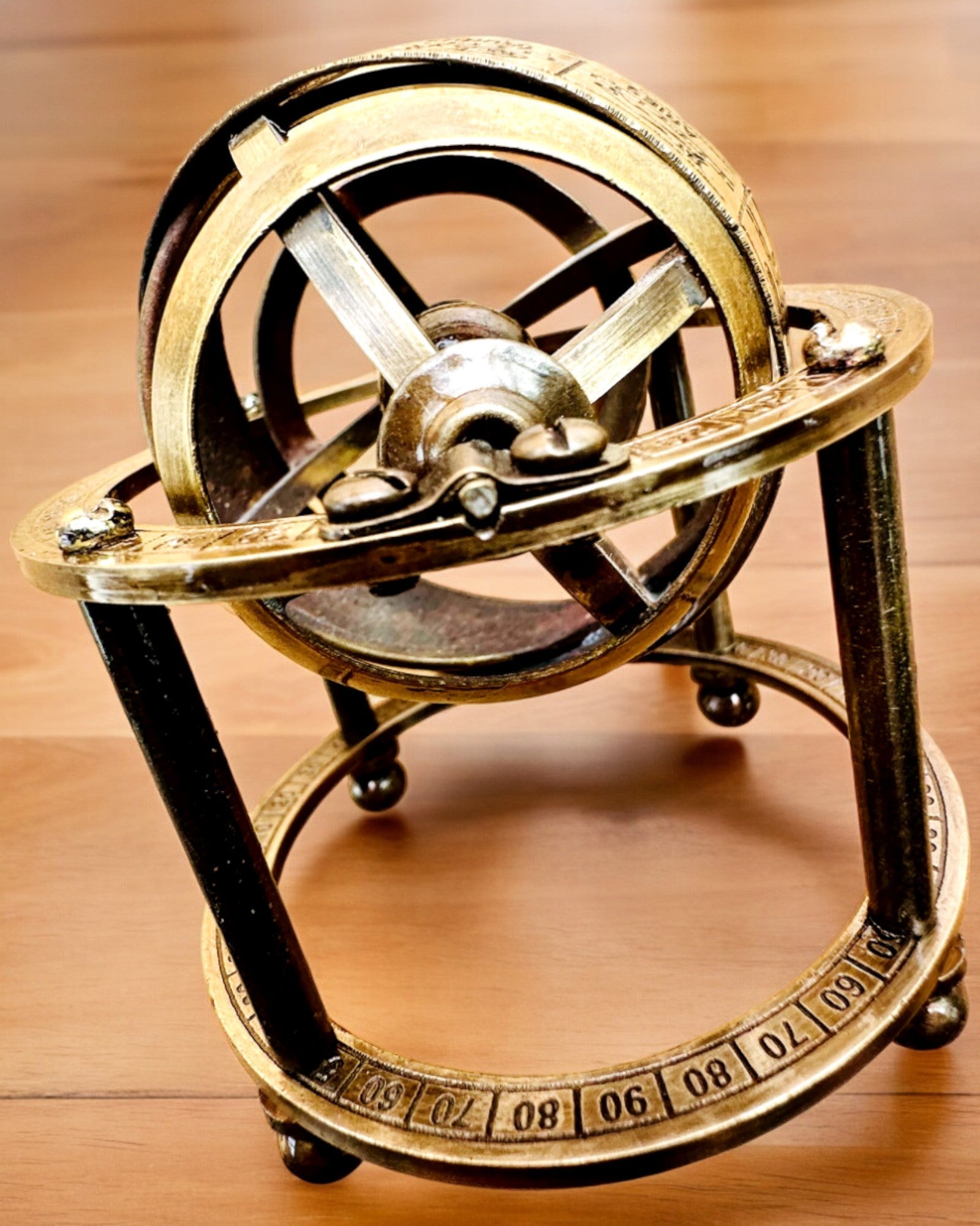 Astronomski sat „Kosmička Harmonija” - mogućnost personalizacije gravurom