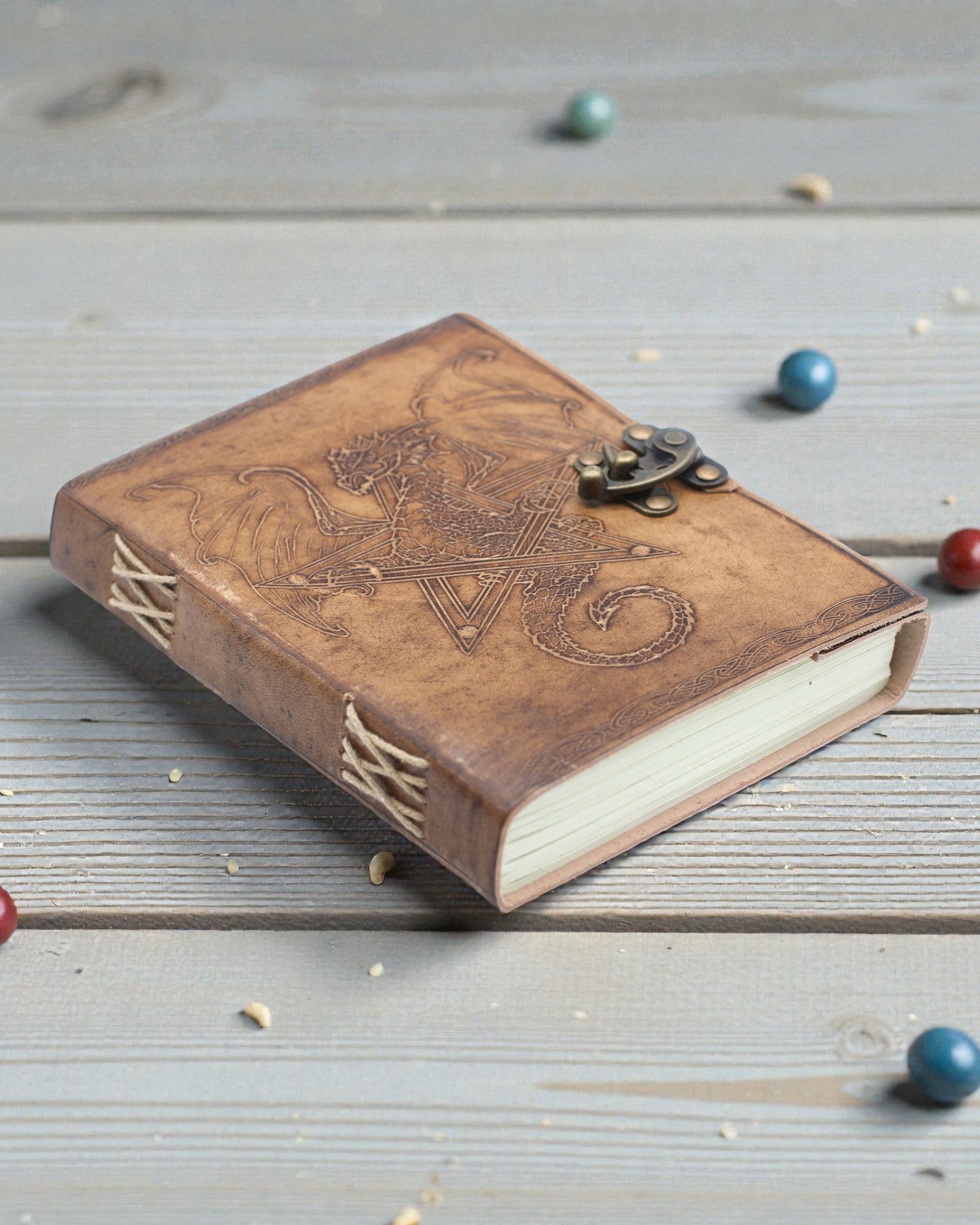 Шкіряний нотатник Дракон-охоронець легенд – ручне тиснення 20 × 15 см