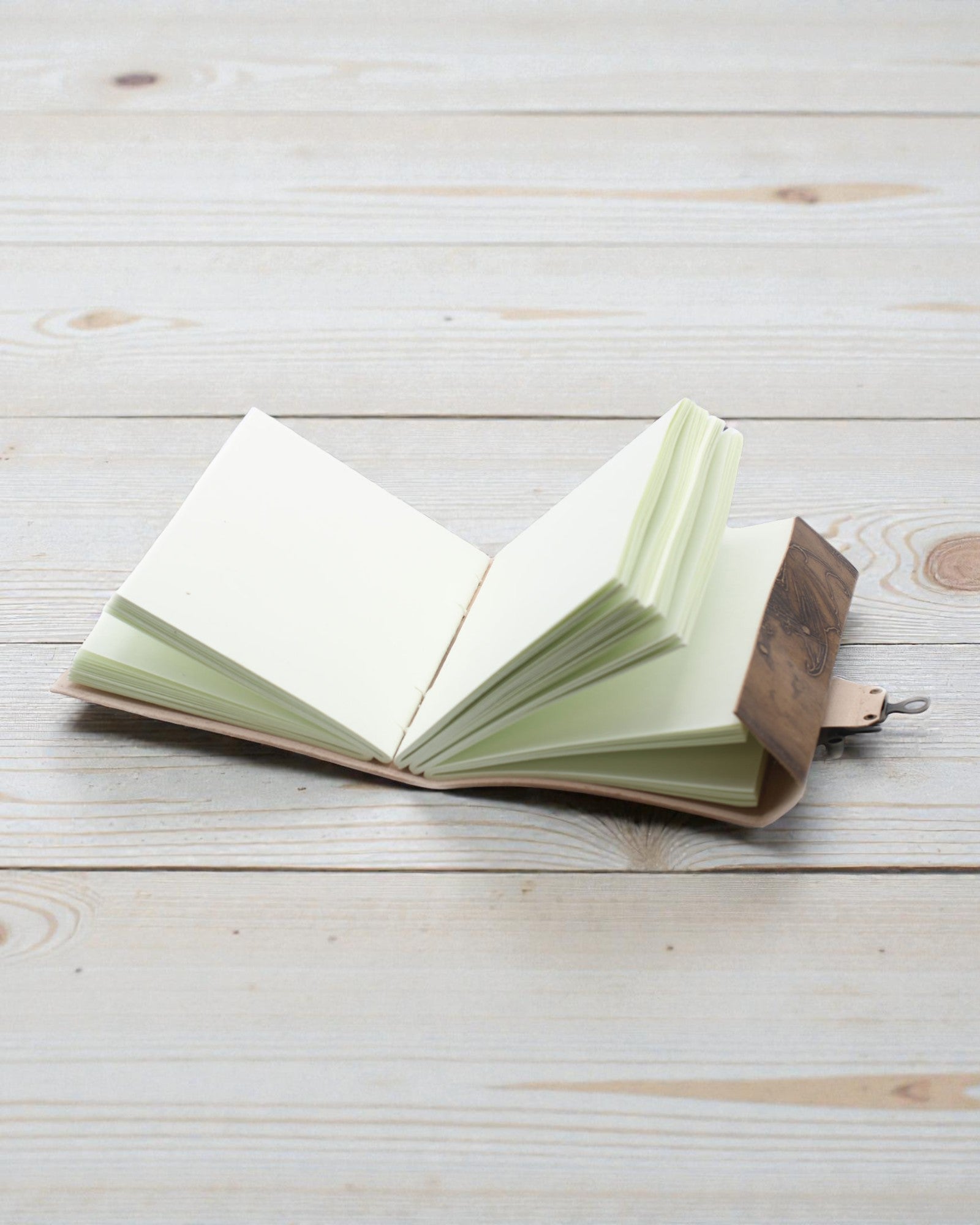 Шкіряний нотатник Дракон-охоронець легенд – ручне тиснення 20 × 15 см