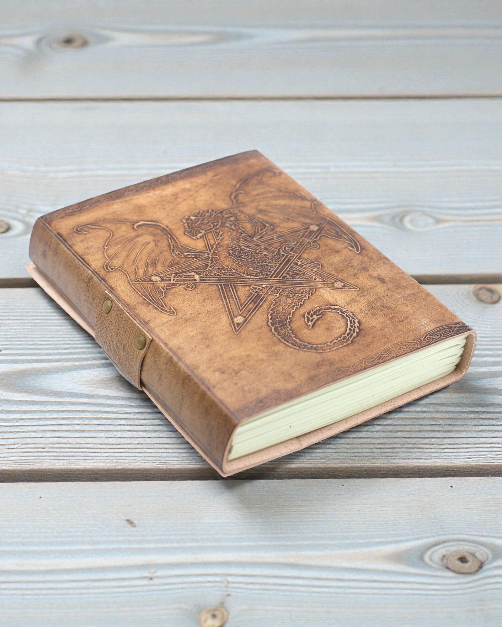 Шкіряний нотатник Дракон-охоронець легенд – ручне тиснення 20 × 15 см