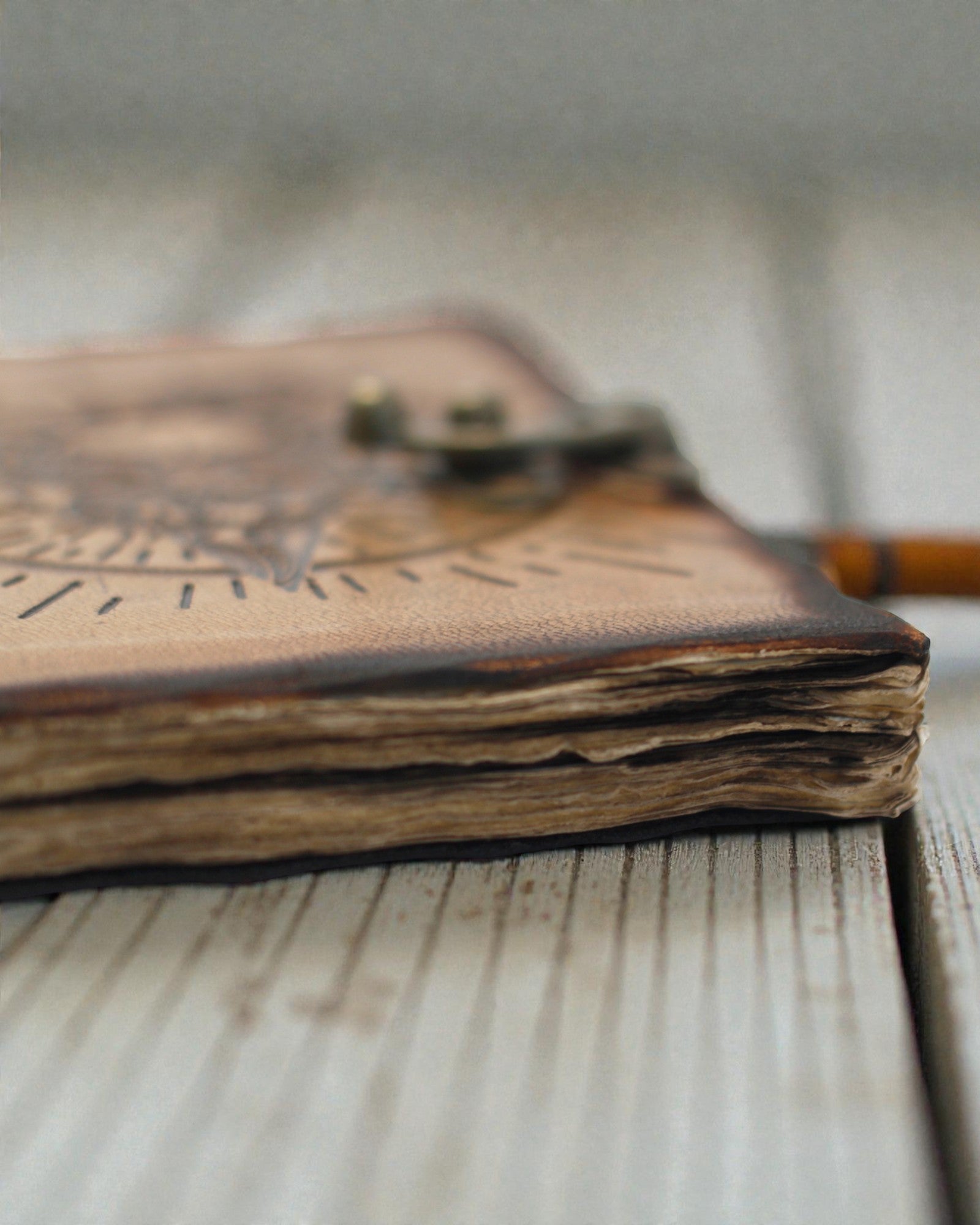 Sello de la Noche – Cuaderno de cuero con pentagrama y calavera