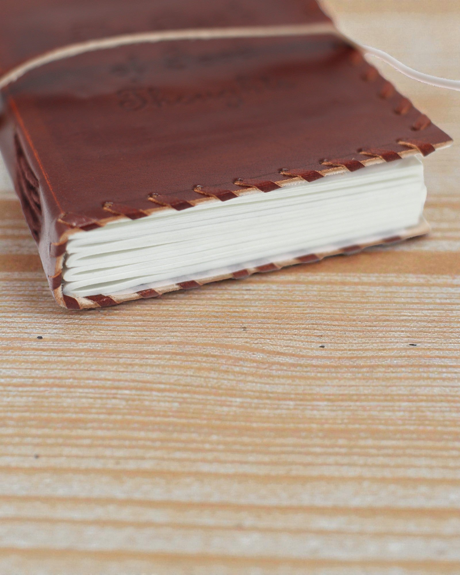 Caderno de notas de couro “Notas de Pensamentos” com capa envolvente (38,1x25,4 cm)