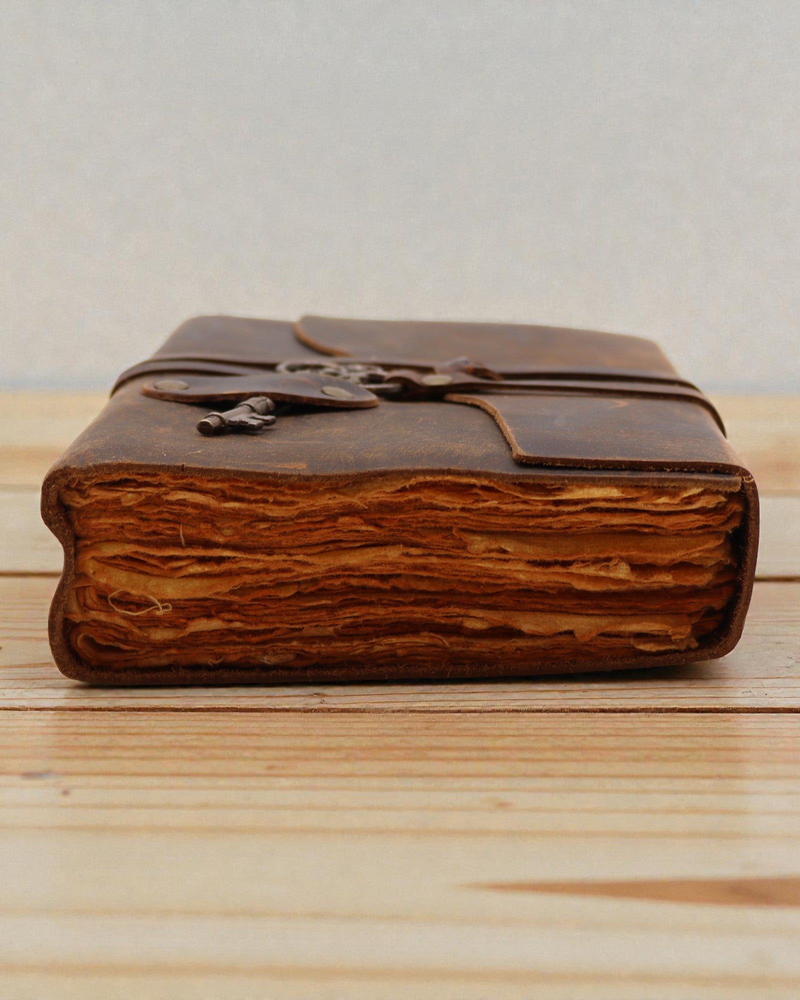 Нотатник з олійованої шкіри з ключем секретів – Vintage Journal 13 × 18 см