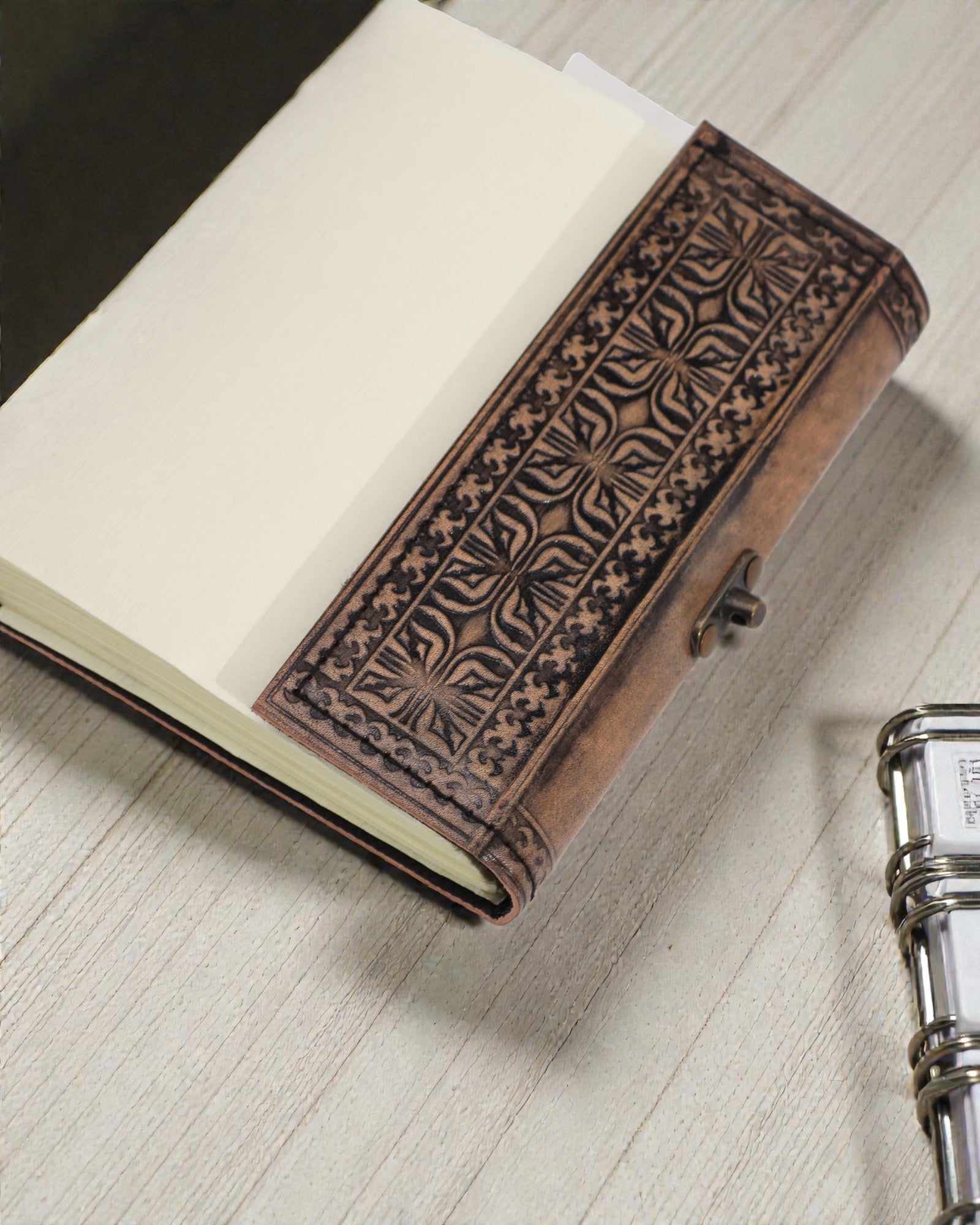 Cuaderno de cuero Hamsa Guardián – Diario esotérico 17,5 × 12,5 cm