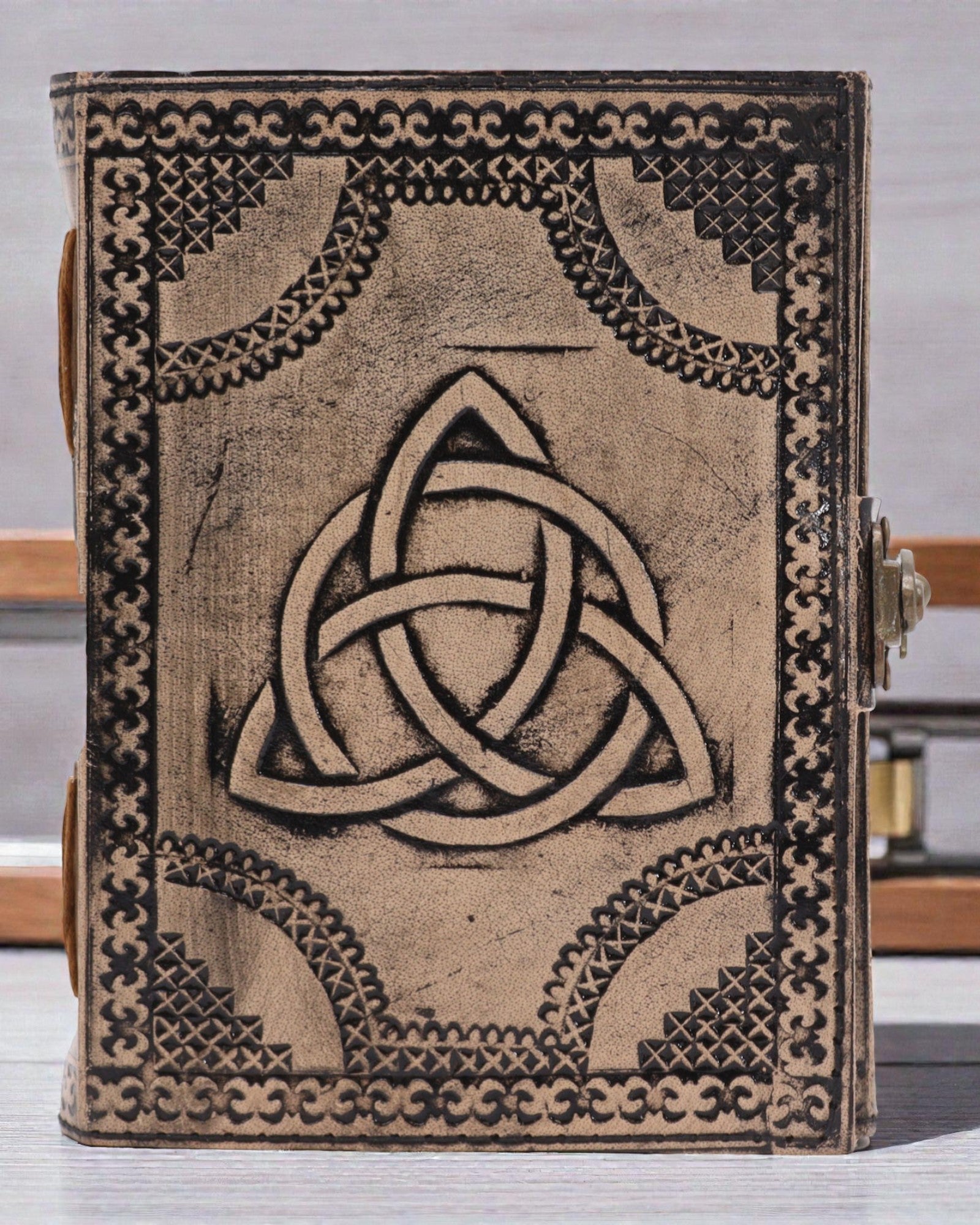 Leather Esoteric Notebook Triquetra – 17,5 × 12,5 × 3 cm | 200 pages, sewn edges