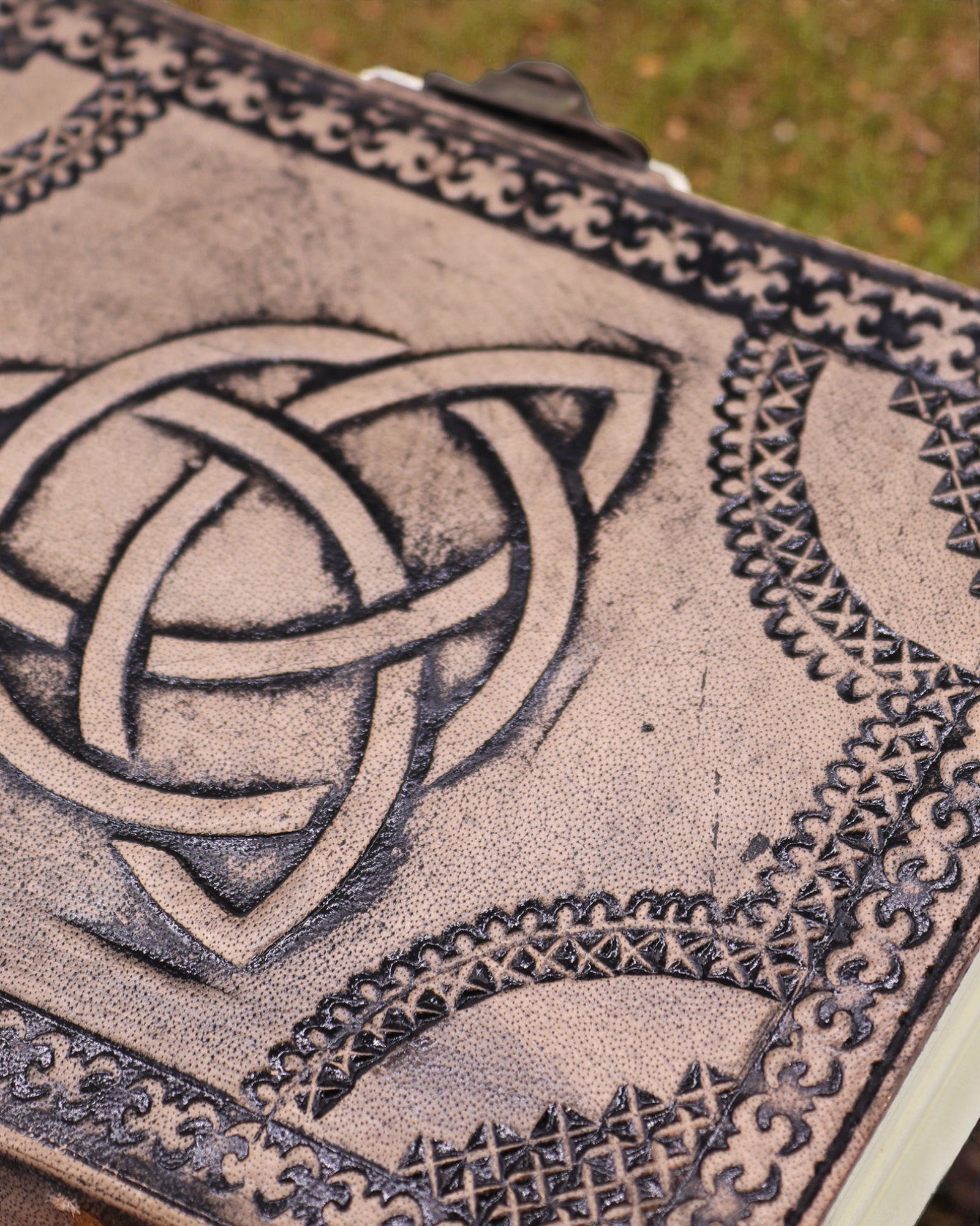 Leather Esoteric Notebook Triquetra – 17,5 × 12,5 × 3 cm | 200 pages, sewn edges