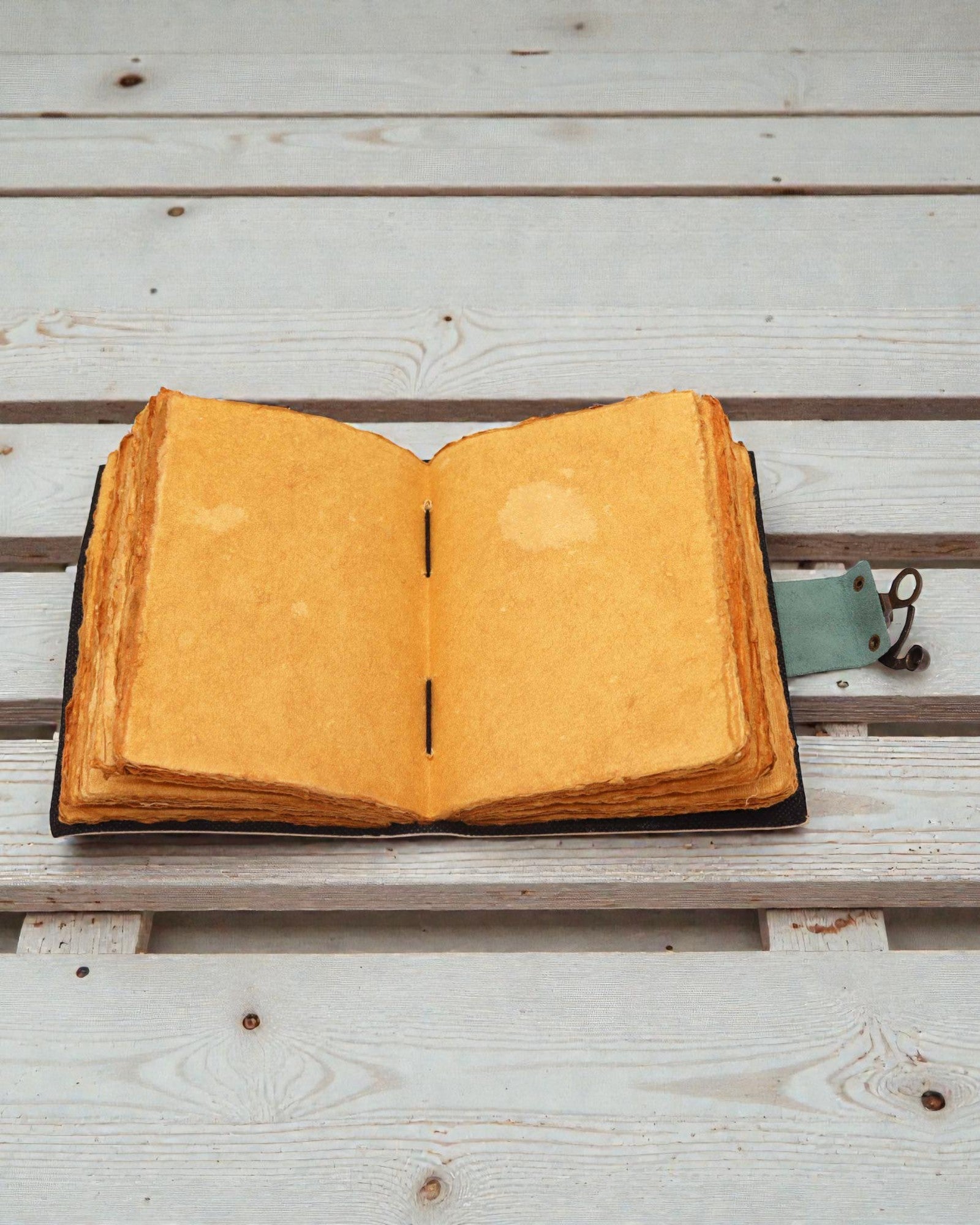 Caderno em pele com Fases da Lua e bordas irregulares (17,8x12,7 cm)