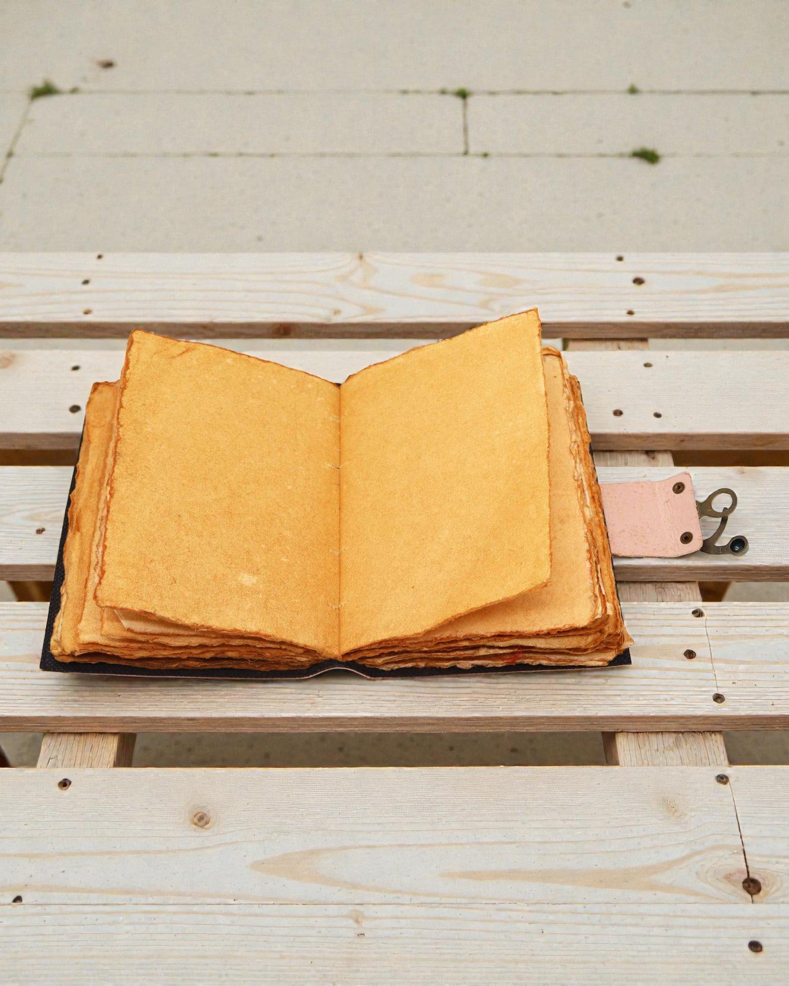 Carnet de notițe din piele „Șapte culori ale chakrelor”, cu margini neregulate (17,8x12,7 cm)