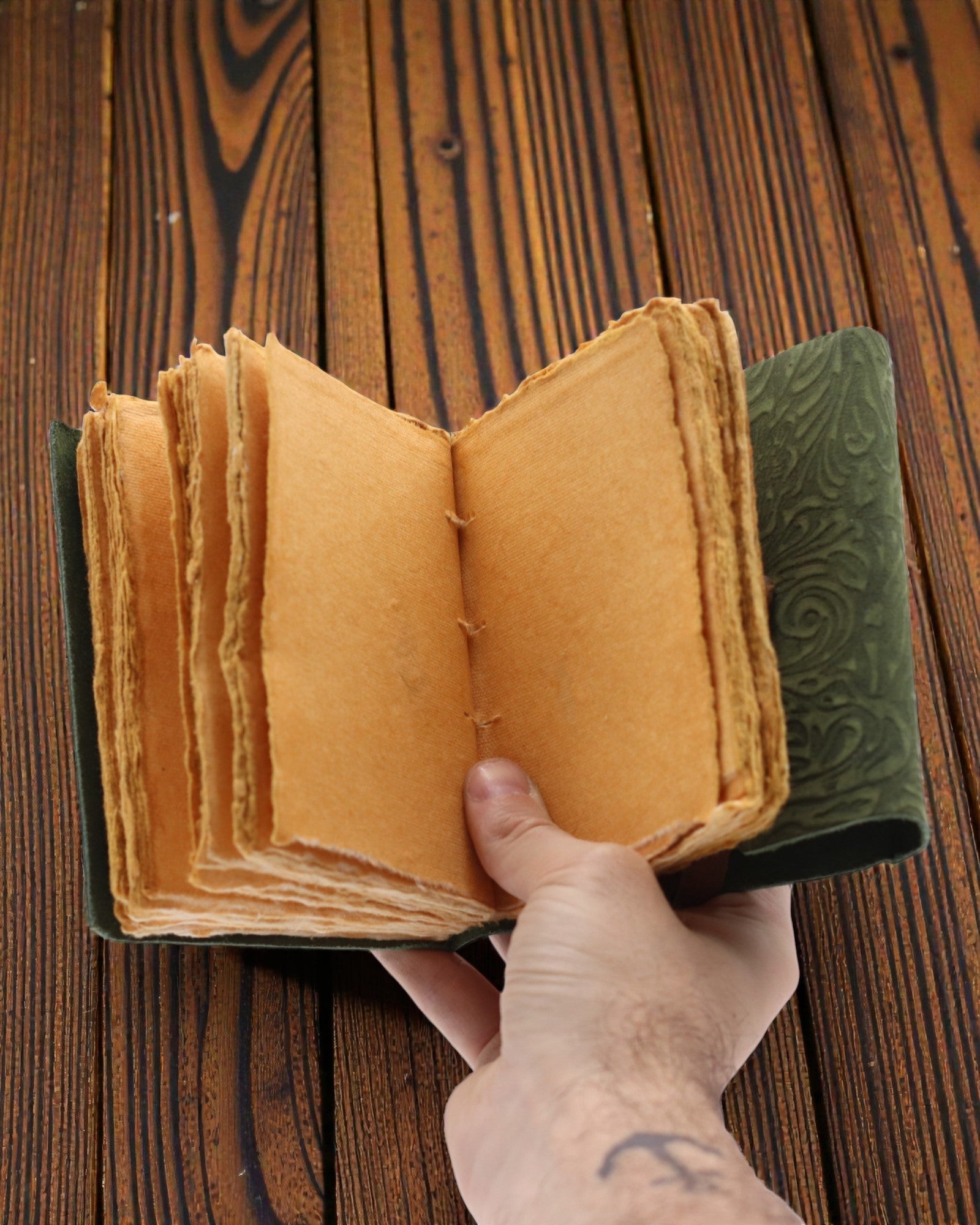 Green Maze senovinio stiliaus – odinė užrašų knygelė su sendintais lapais 12,7 × 8,9 cm