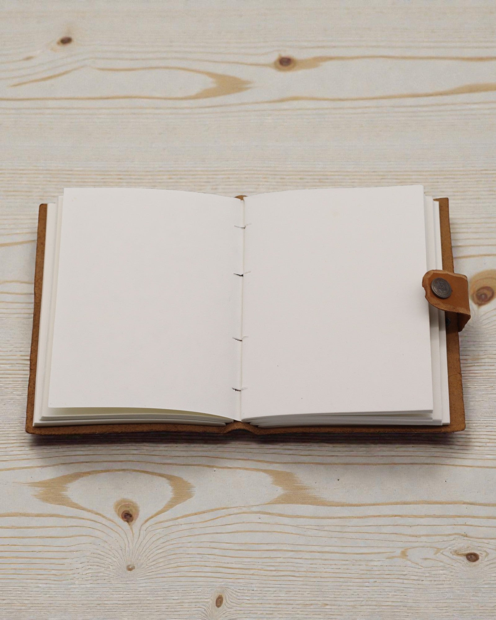 Kožni bilježnica s utisnutim cvjetovima – smeđa (17,8 x 12,7 cm)