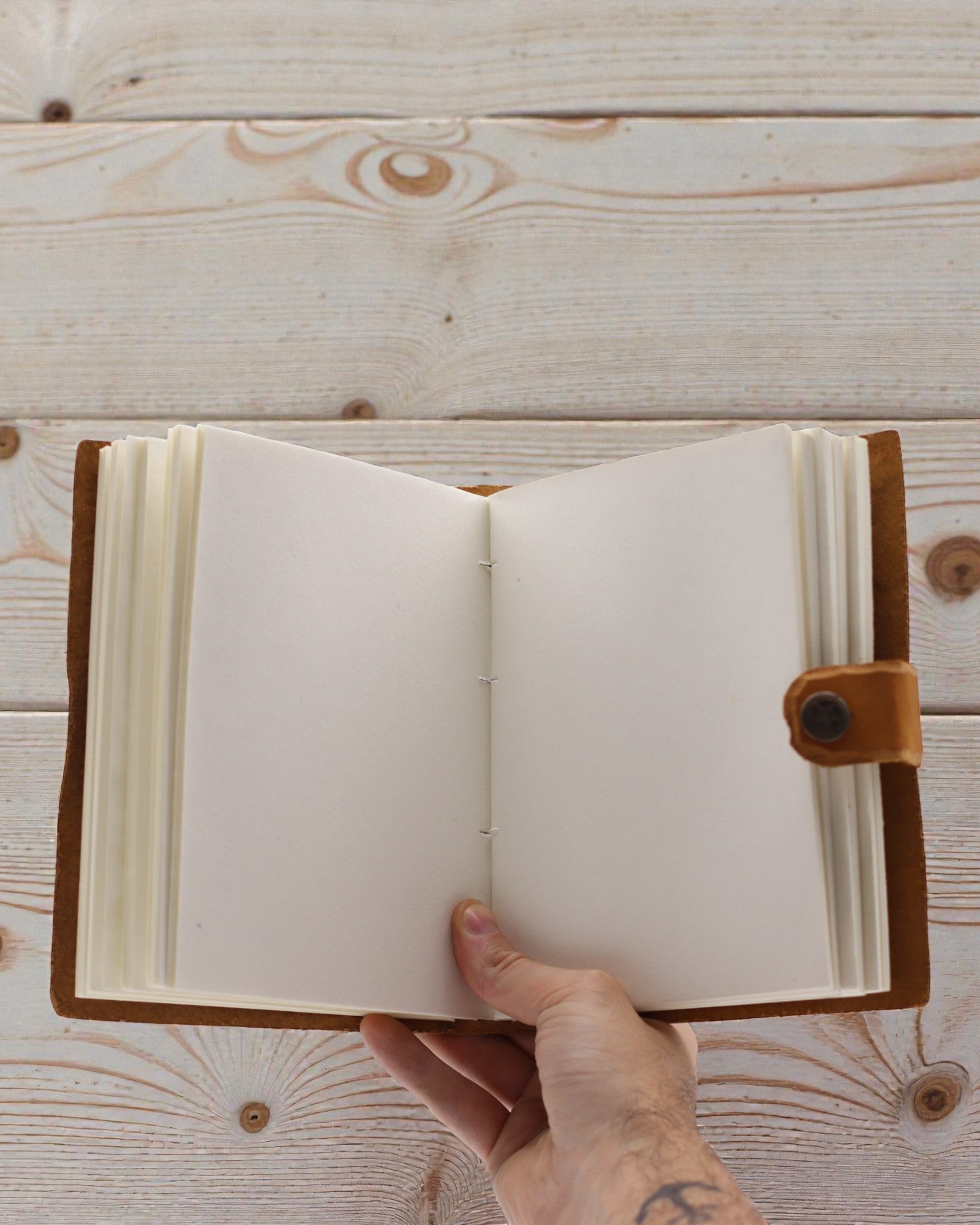 Kožni bilježnica s utisnutim cvjetovima – smeđa (17,8 x 12,7 cm)