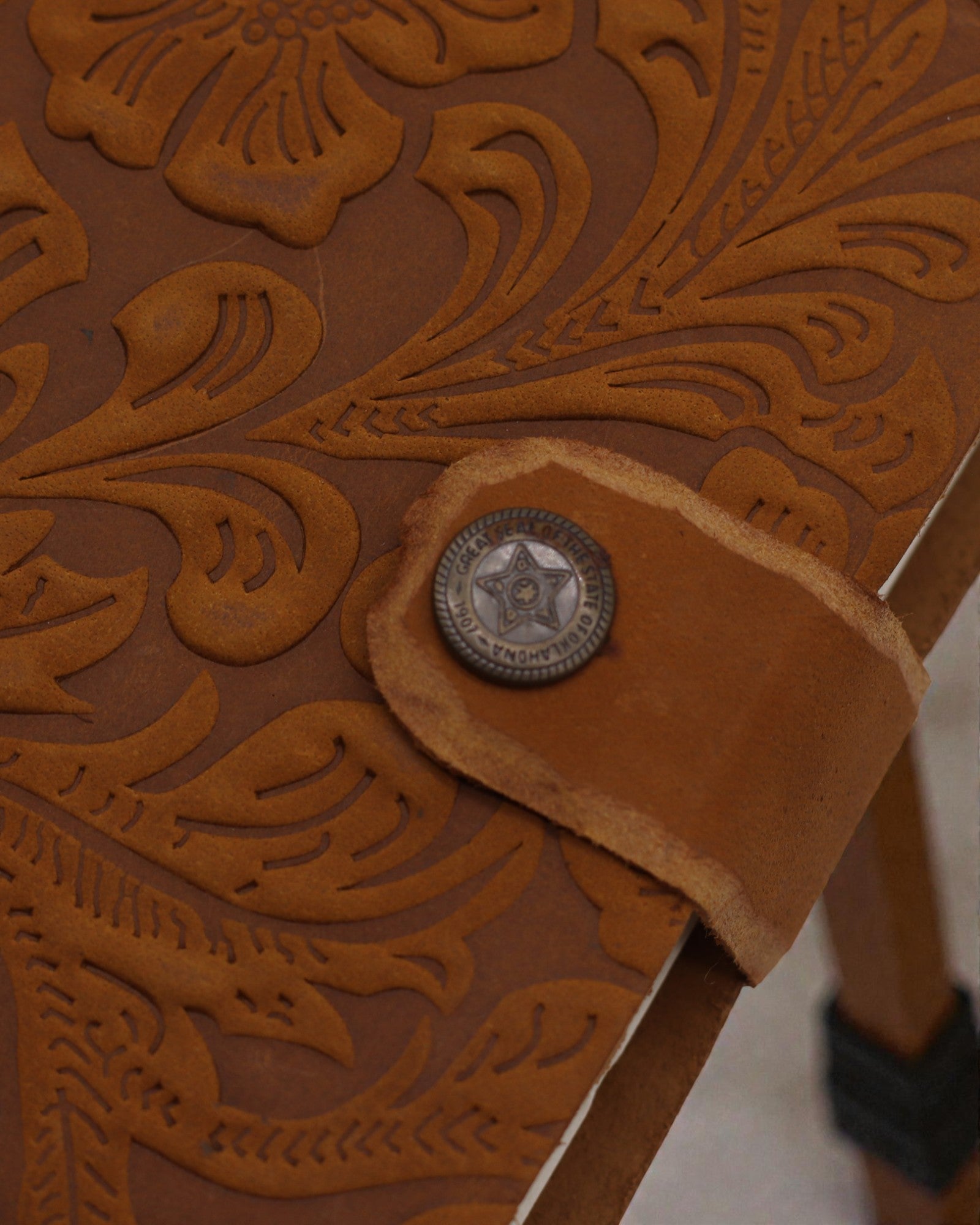 Kožni bilježnica s utisnutim cvjetovima – smeđa (17,8 x 12,7 cm)