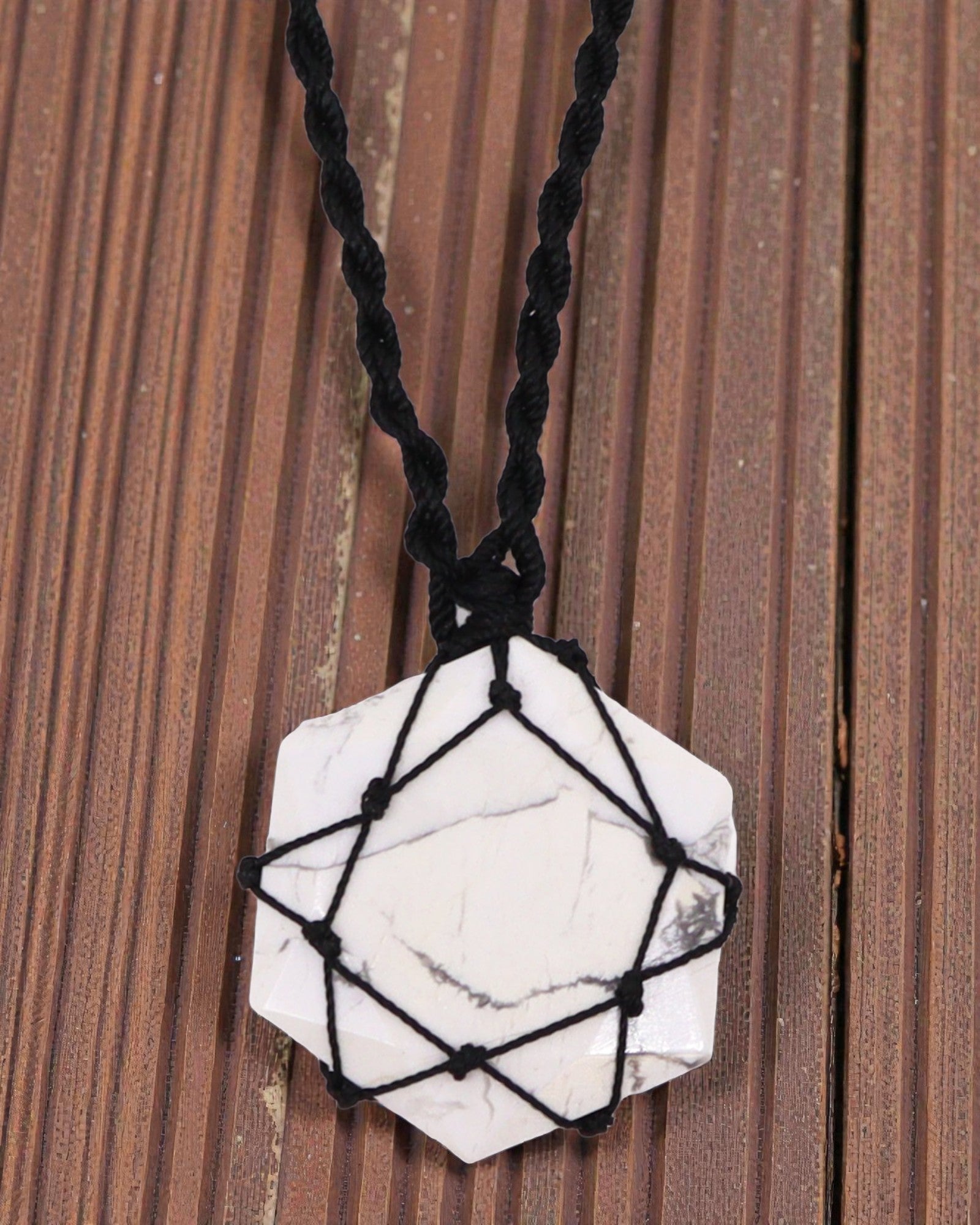 Equilíbrio Branco – Colar de Macramé com Howlite Branca