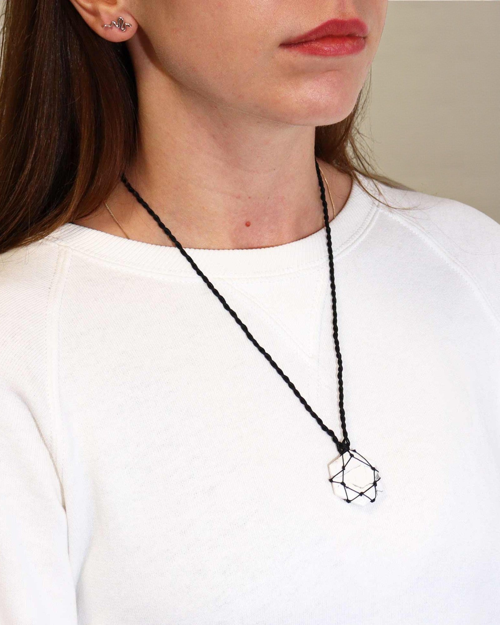 Equilíbrio Branco – Colar de Macramé com Howlite Branca