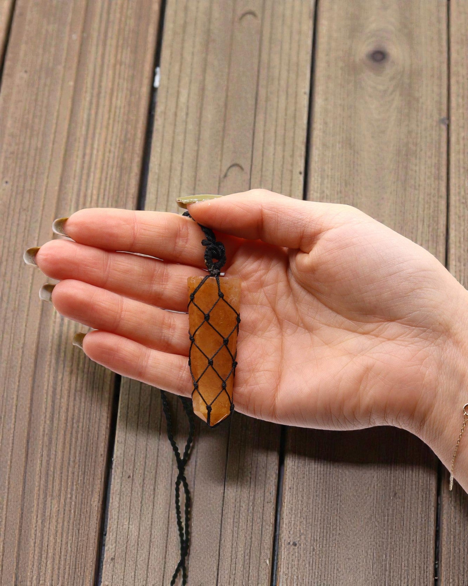 Golden Impulse – Macramé Necklace with Golden Point Quartz