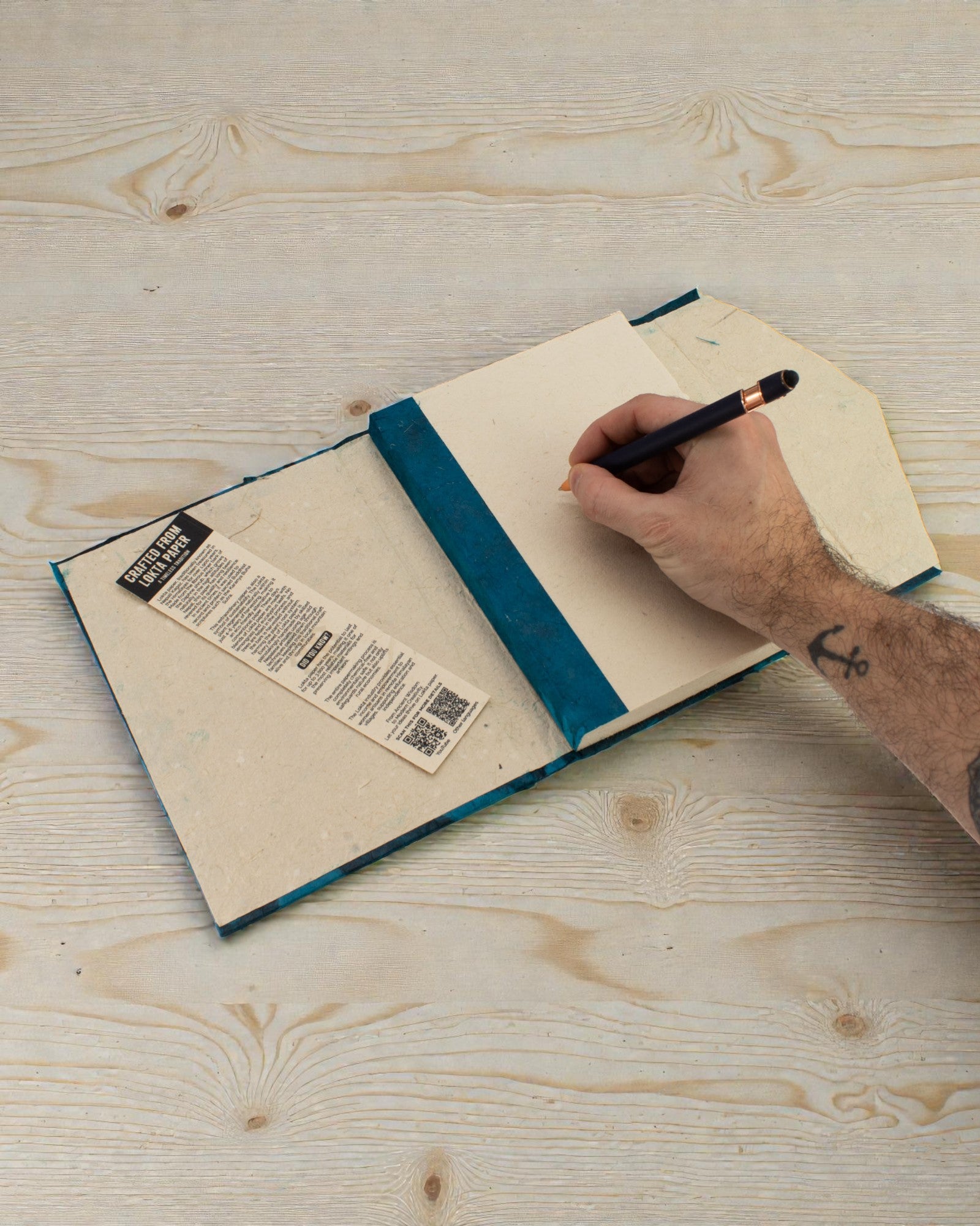 Velika bilježnica za lakat Smjelo cvijeće – tamnoplava (45 listova, 21 x 15 cm)