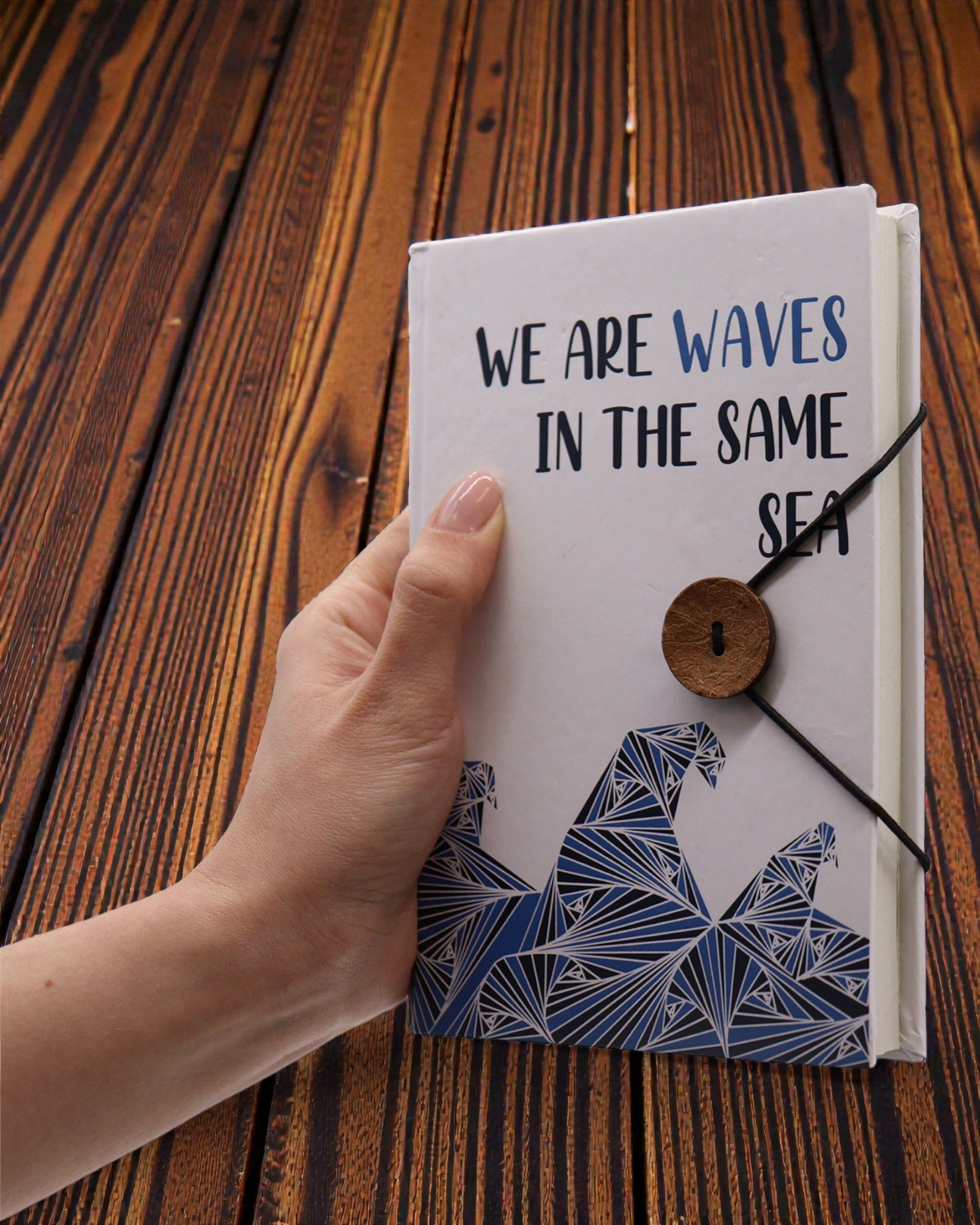 Listovi na okupu – mala bilježnica s remenom i kokosovim gumbom 18 × 12,5 cm, 200 stranica