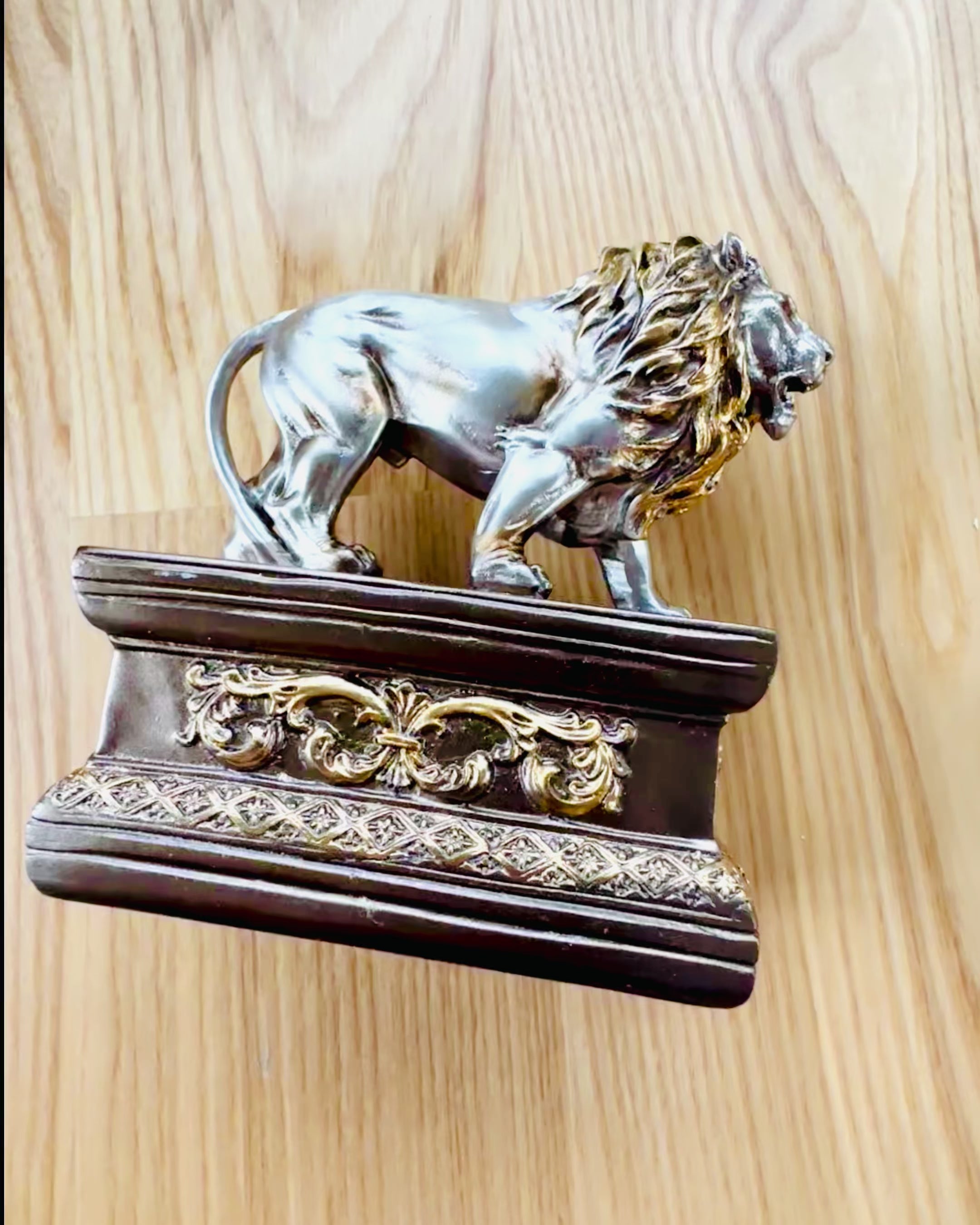 „Lwi Strażnik – Figurină cu Posibilitate de Gravare”