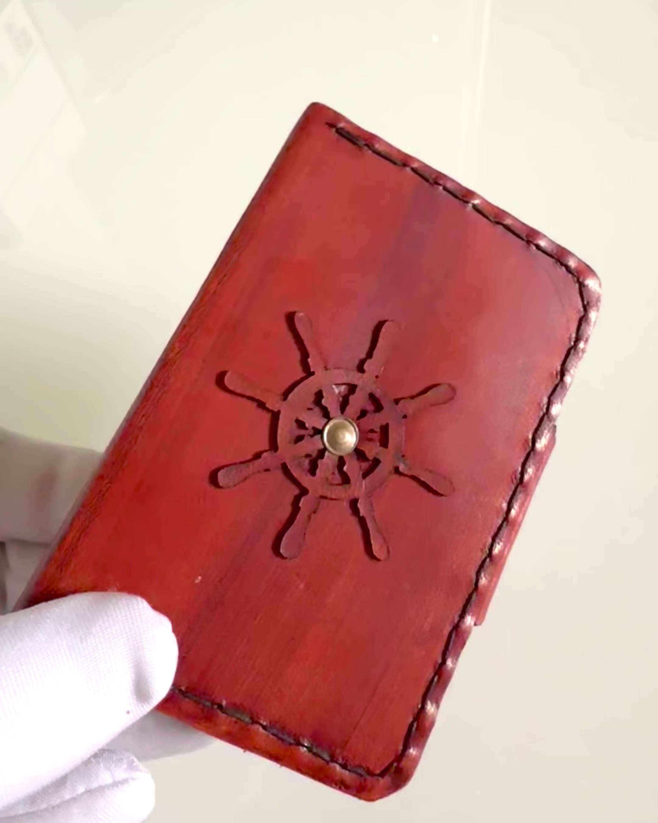 Komandiera futrālis – Roku darbs maciņš kabatas pulkstenim vai kompasam ar personalizācijas iespējām