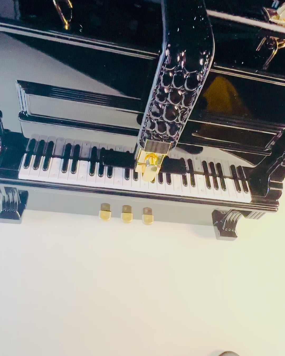 Sieviešu soma “Elegants klavieres” melnā un baltā krāsā