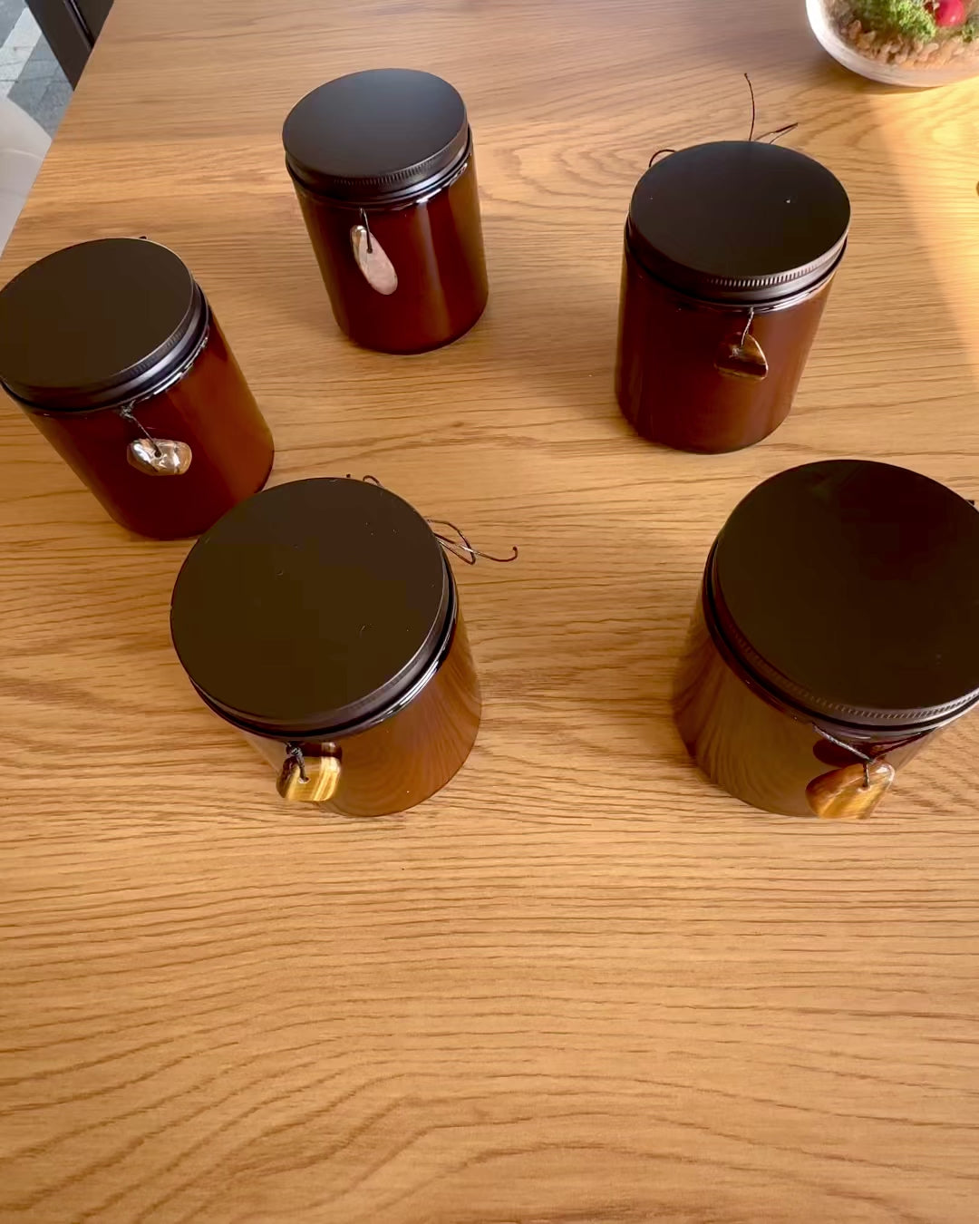 Intencinė žvakė Tigro Galia – Pasitikėjimas savimi ir gerovė, 250 ml, galimybė personalizuoti dangtelį dovanai