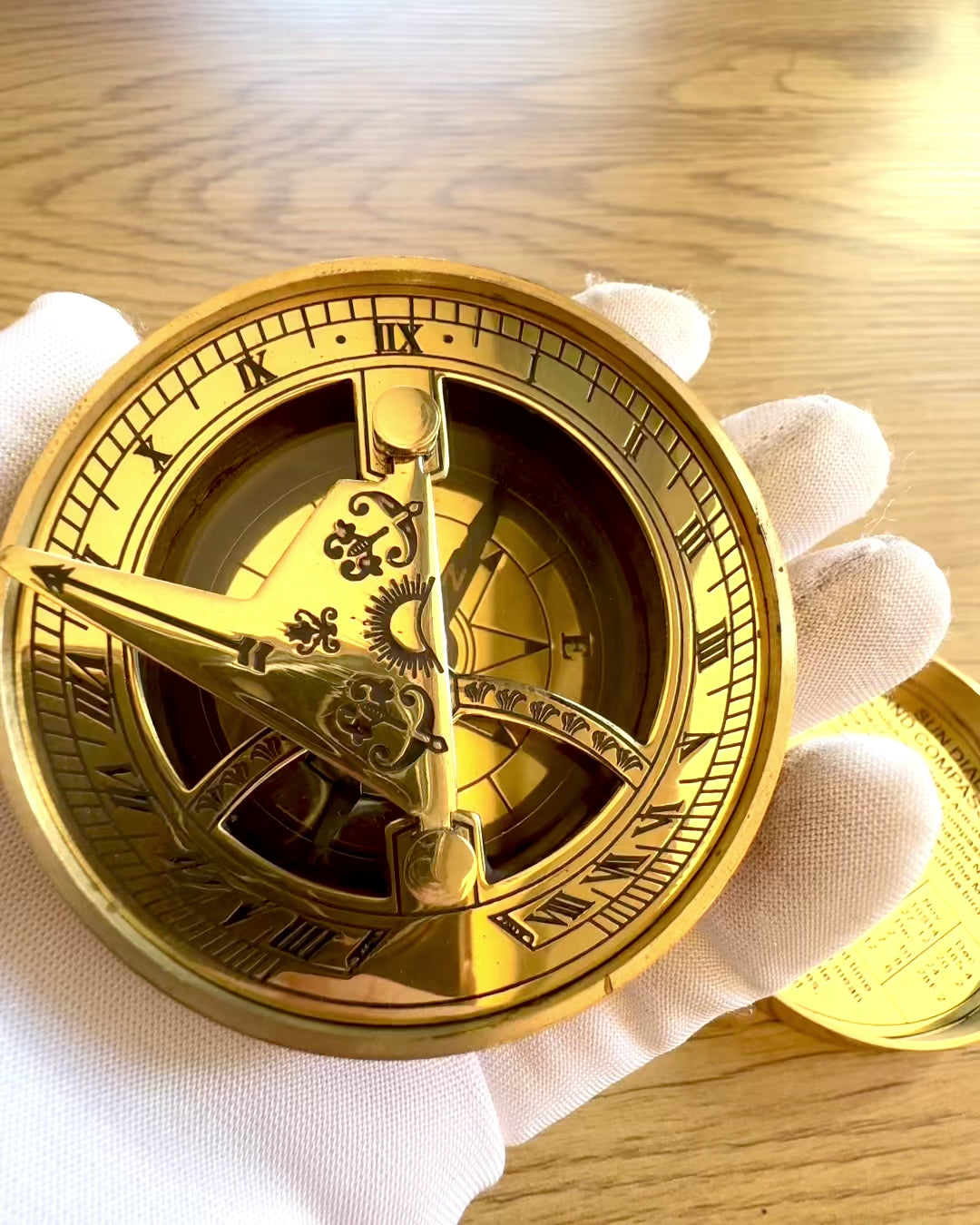 Busolă solară Voyager 7cm – ceas solar din alamă cu busolă, personalizare cu gravură pentru cadou