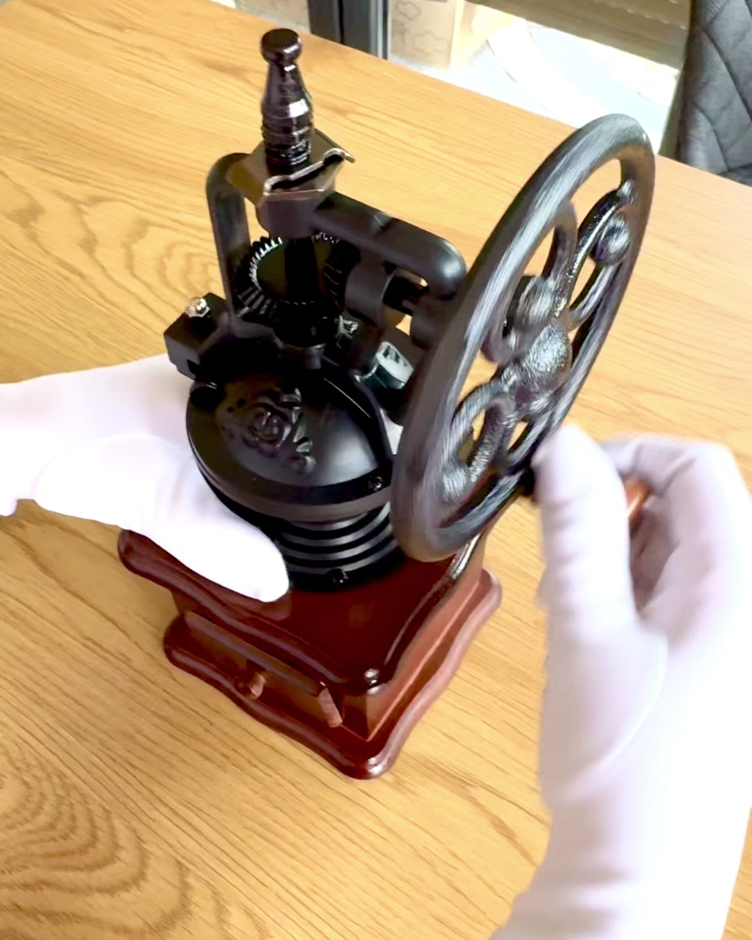 Retro mlinac za kavu „Vintage Café” 27 cm visine, s mogućnošću personalizacije gravurom za poklon