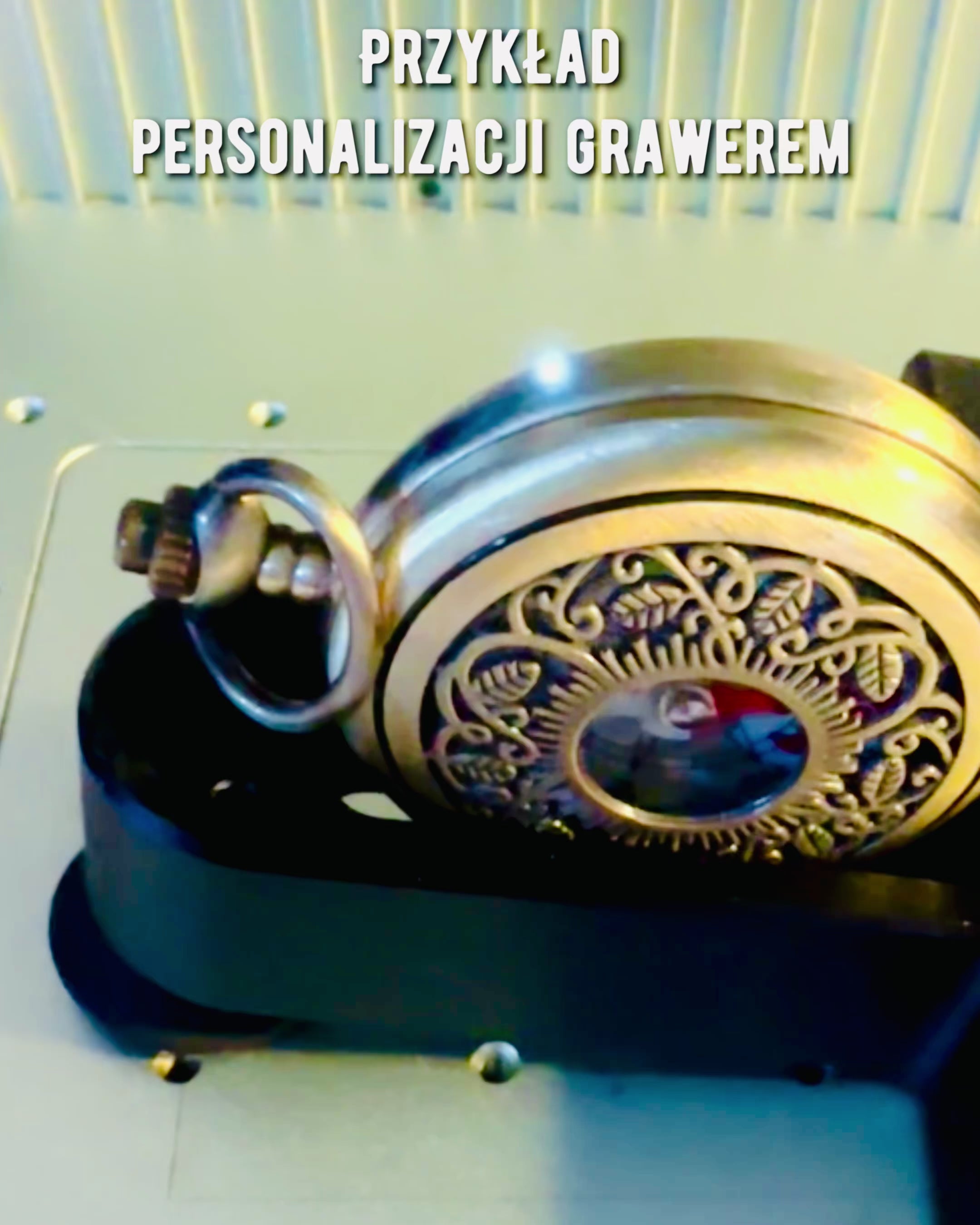 Bússola de Navegação em Estilo Vintage com Padrão Vazado – cor castanho-dourado