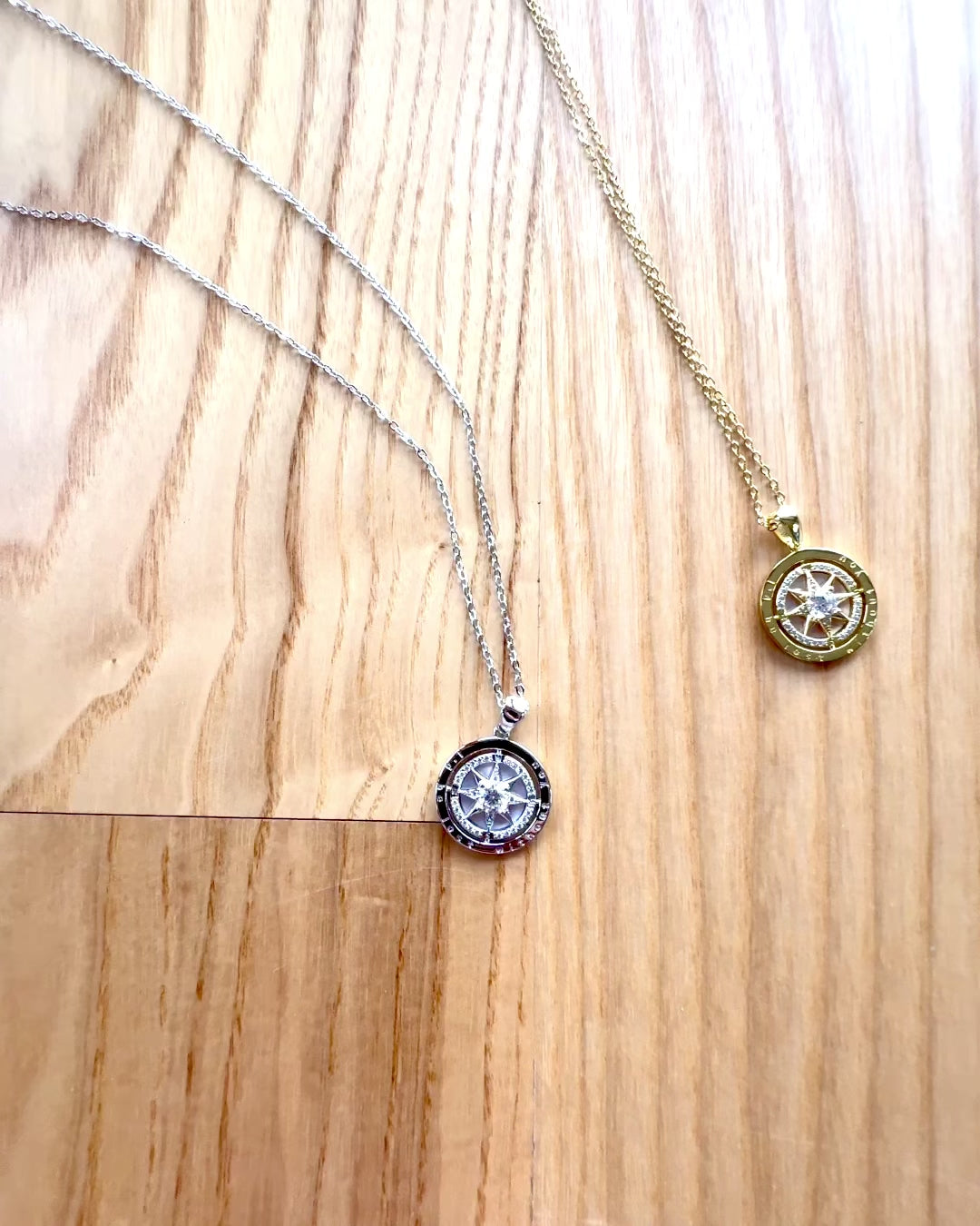 Kompaso vėrinys „Žvaigždžių kryptis“, galimybė personalizuoti graviravimu, galima rinktis iš 2 spalvų variantų