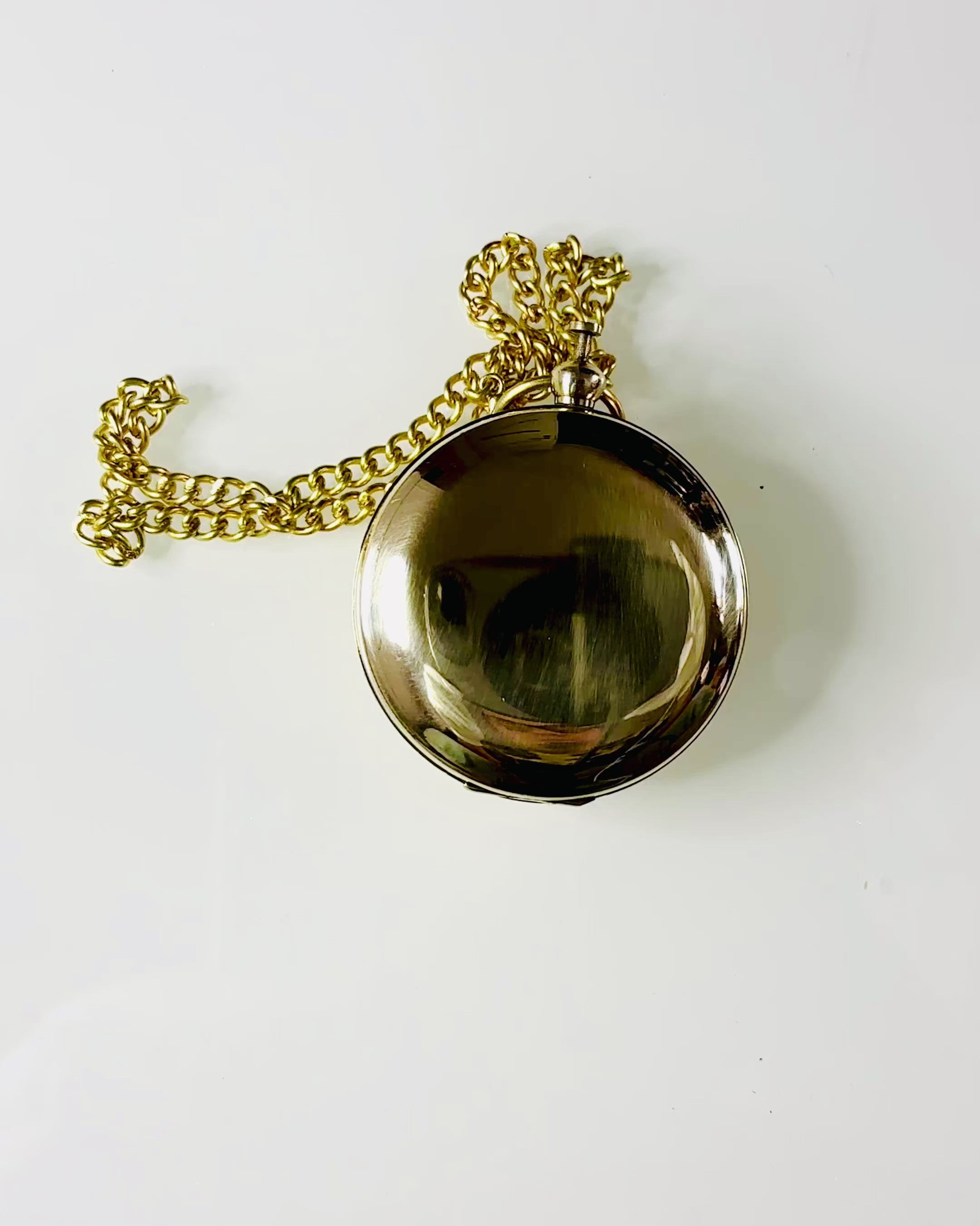 Compas de culoare aurie Aventură – Navigator Elegant al Descoperirilor