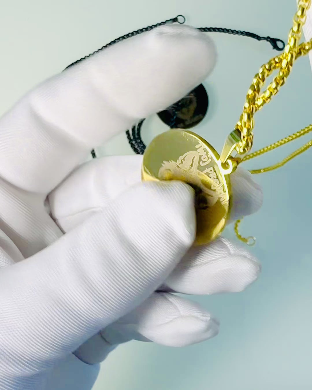 Підвіска "Urban Elegance" – Кругла Медаль з Нержавіючої Сталі у Двох Кольорах з Можливістю Персоналізації