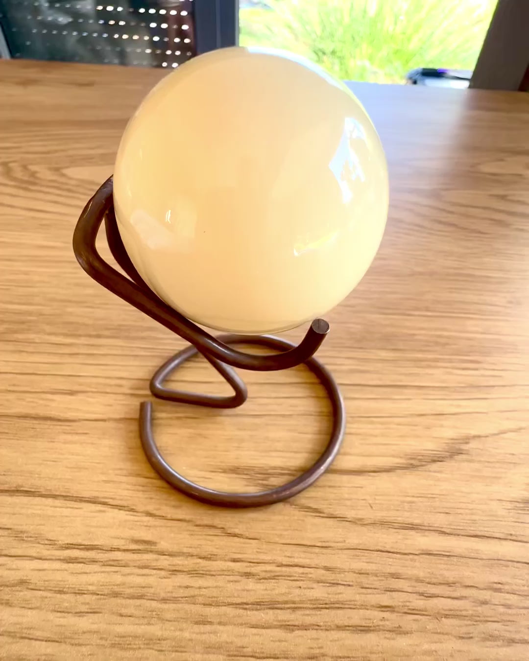 Bilă de biliard pe suport din alamă, posibilitate de personalizare cu gravură pentru cadou