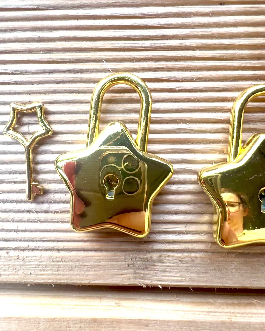 2 Mini Lacăte Stelare cu Gravură – Protejează-ți Visurile, personalizate pentru cadou, 2 variante de culoare disponibile