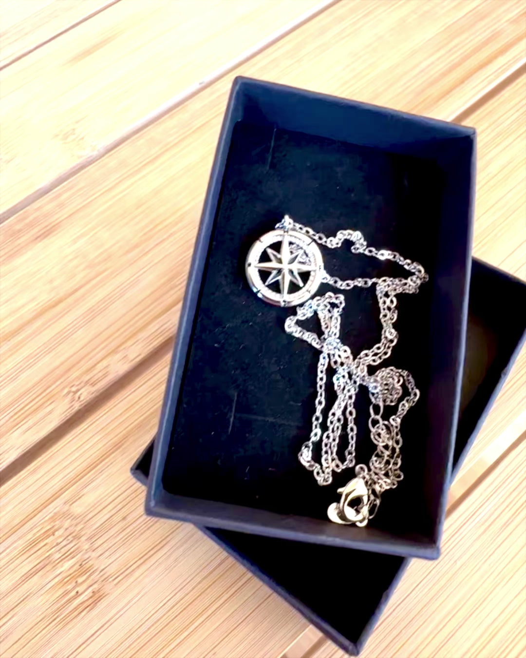 Срібний намисто з маленьким символом - компасом «Мандрівника», можливість персоналізації гравіюванням на подарунок