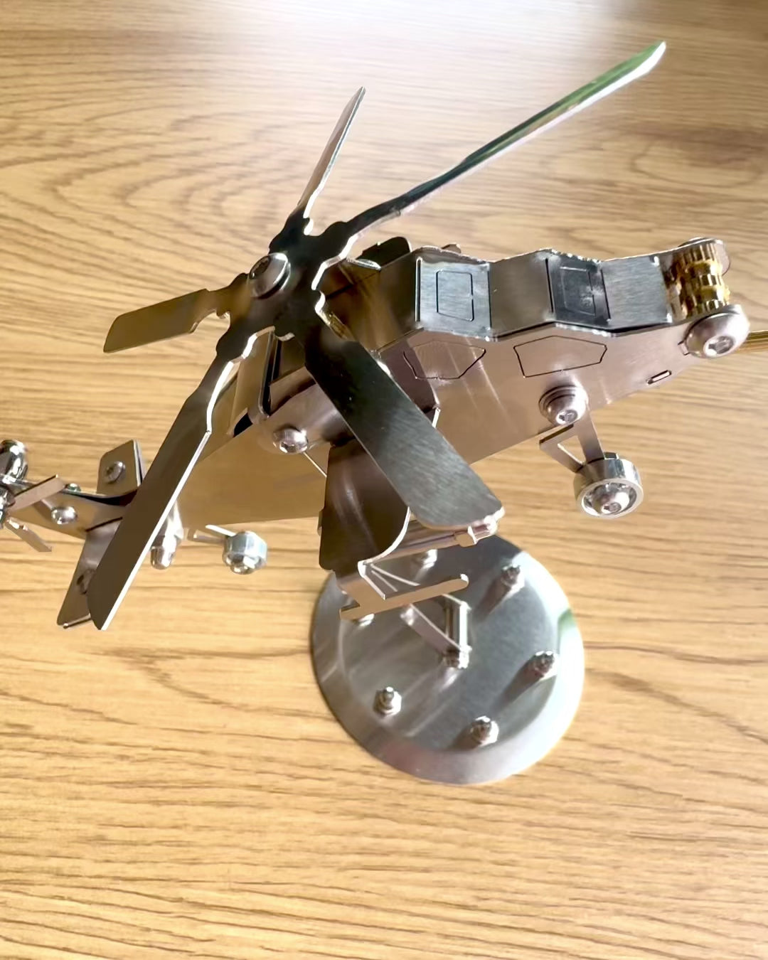 Металева Модель Гелікоптера „SkyRider” – Регульована Підставка Настільна з персоналізацією гравіюванням на подарунок