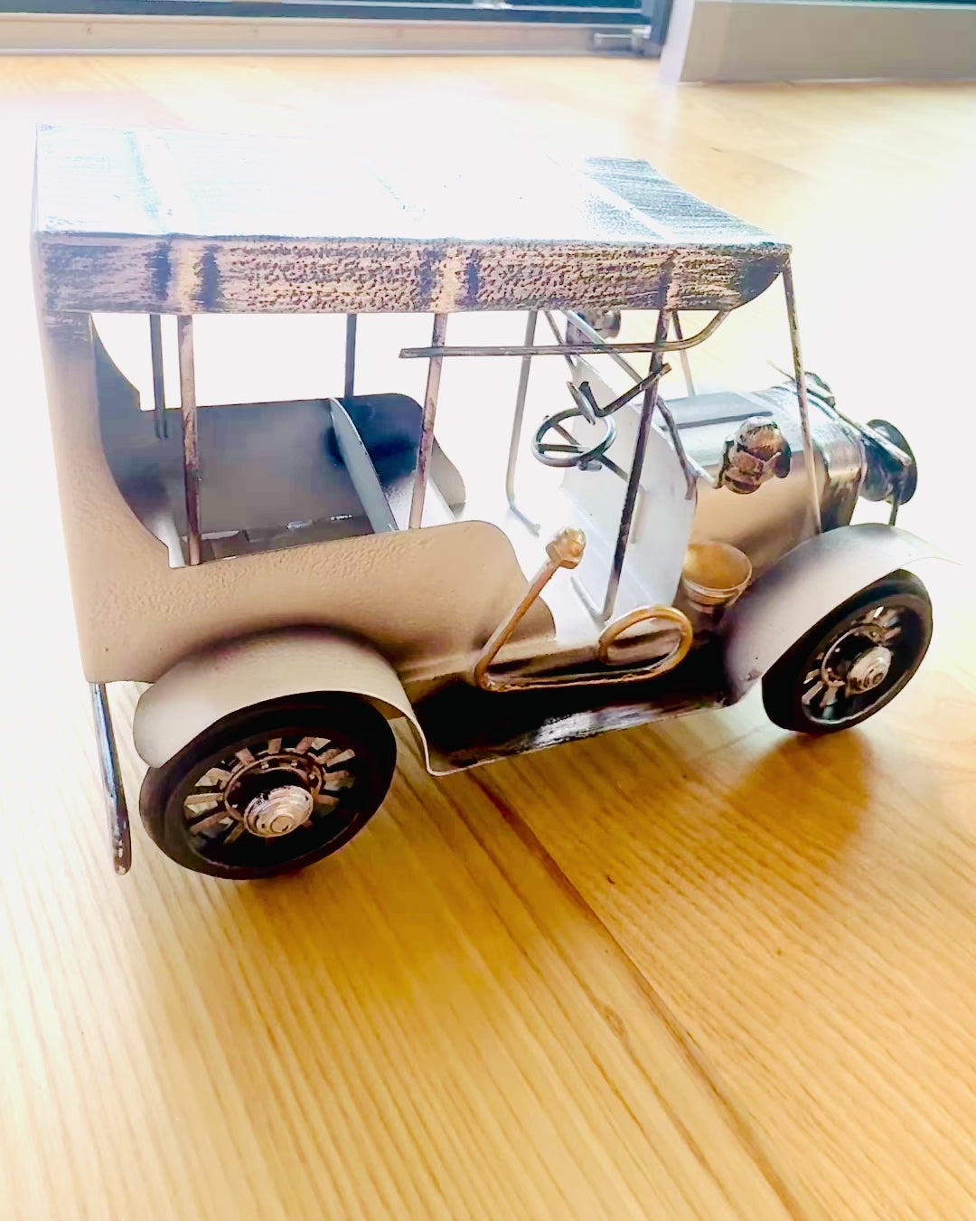 Класична модель автомобіля Retro - три варіанти з опцією гравіювання на подарунок