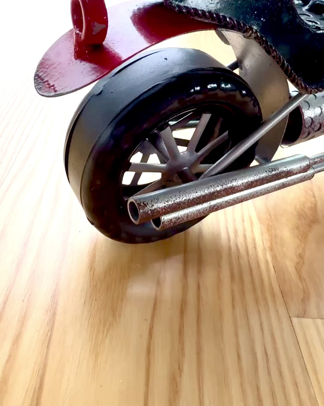 Suporte de Vinho Metálico 40 cm de comprimento, em forma de motocicleta com possibilidade de gravação para presente