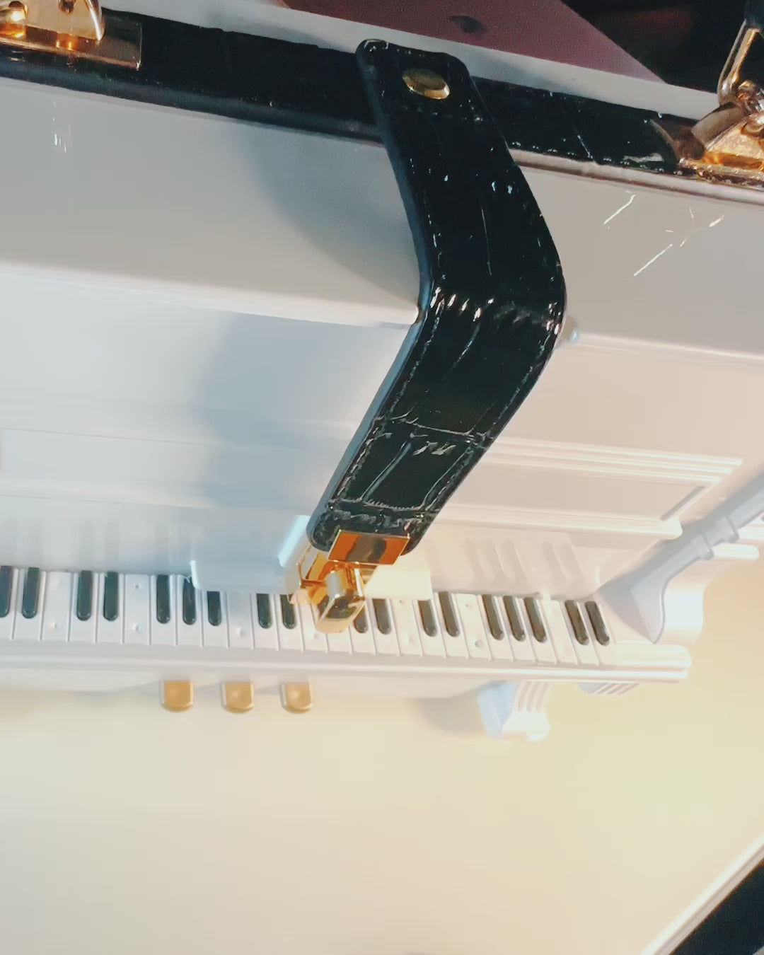 Sieviešu soma “Elegants klavieres” melnā un baltā krāsā