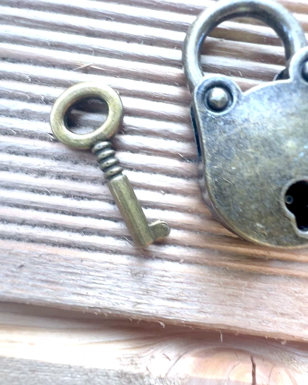 Miniature Lacăte ale Dragostei - Set de 2 Lacăte Retro Gravate, personalizare pentru cadou