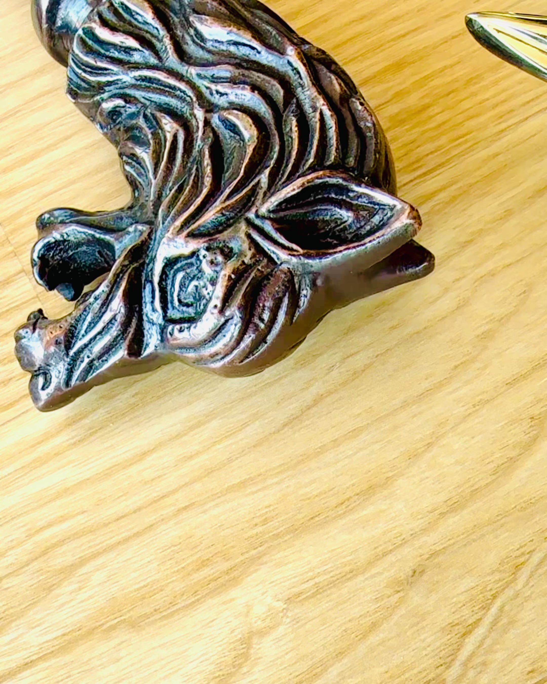 Прогулянкова тростина 'Wolf' - Індійське мангове дерево з можливістю гравіювання, коричнева з вирізьбленим візерунком