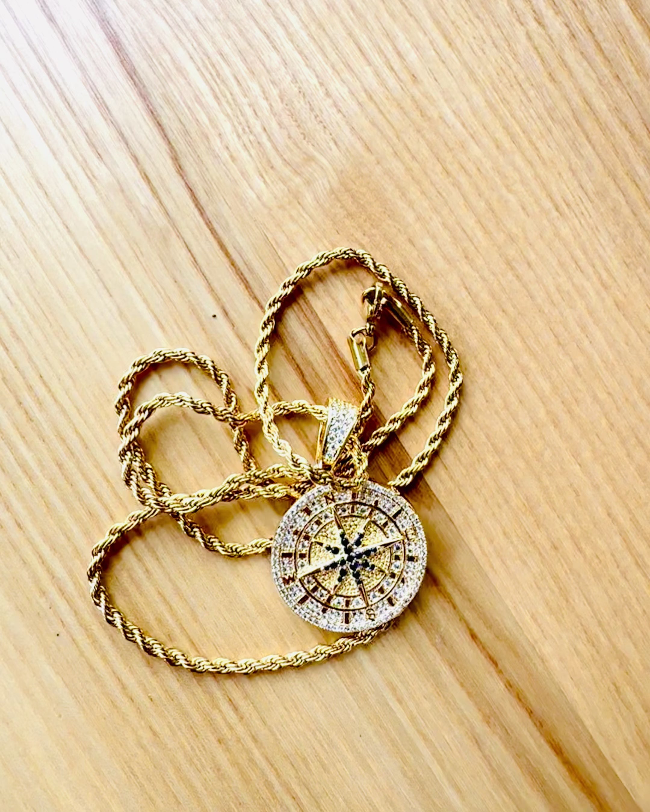 "Кулон з підвіскою у вигляді компаса в стилі гламур з цирконіями для жінок і чоловіків - золотий колір, гравірування"